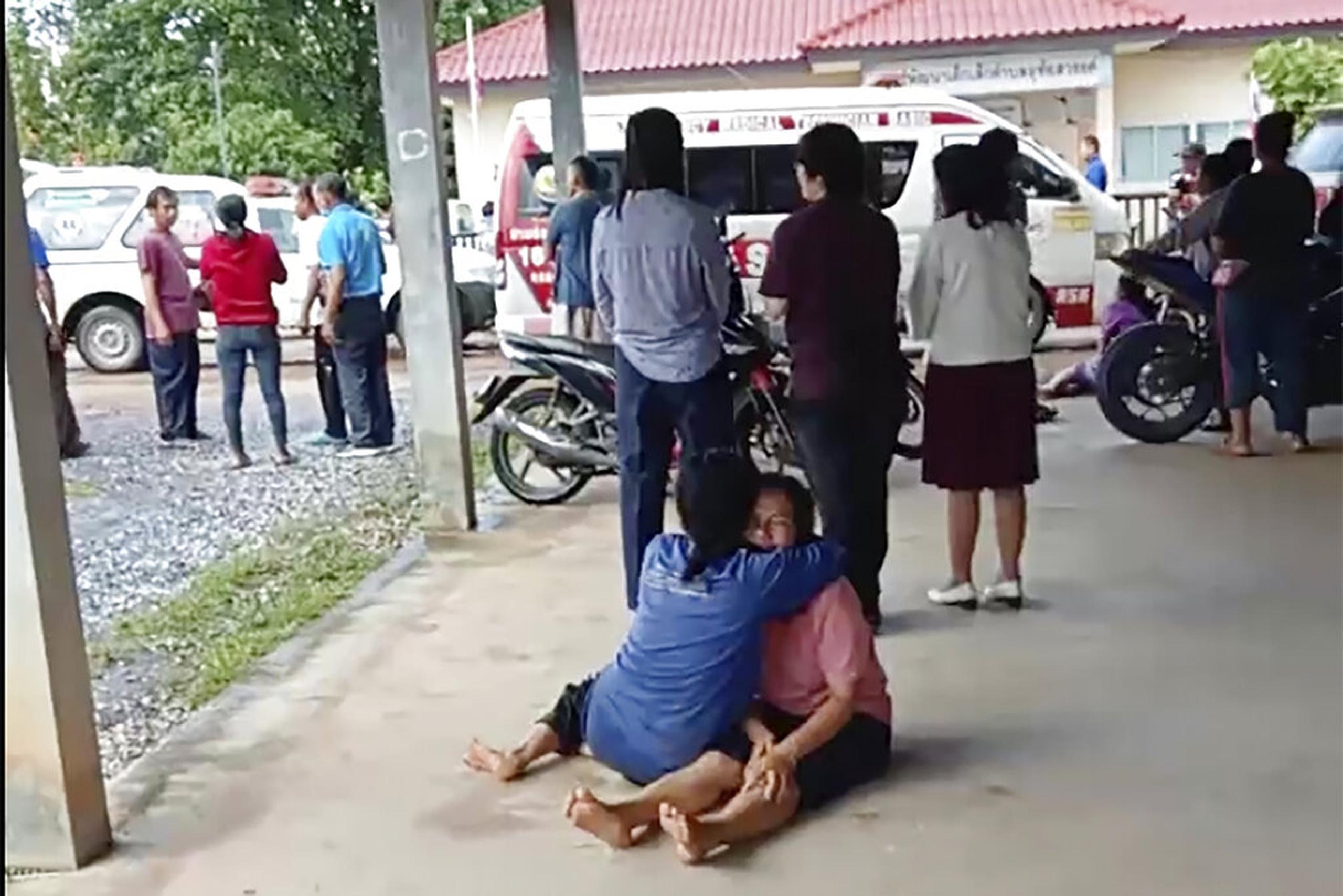 En esta imagen, tomada de un video, una mujer recibe consuelo en el exterior de un jardín de infantes donde se registró una balacera, el 6 de octubre de 2022, en Nongbua Lamphu, en el noreste de Tailandia.