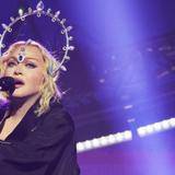 Madonna pasa pasme al preguntar a fanático por qué no estaba de pie en concierto