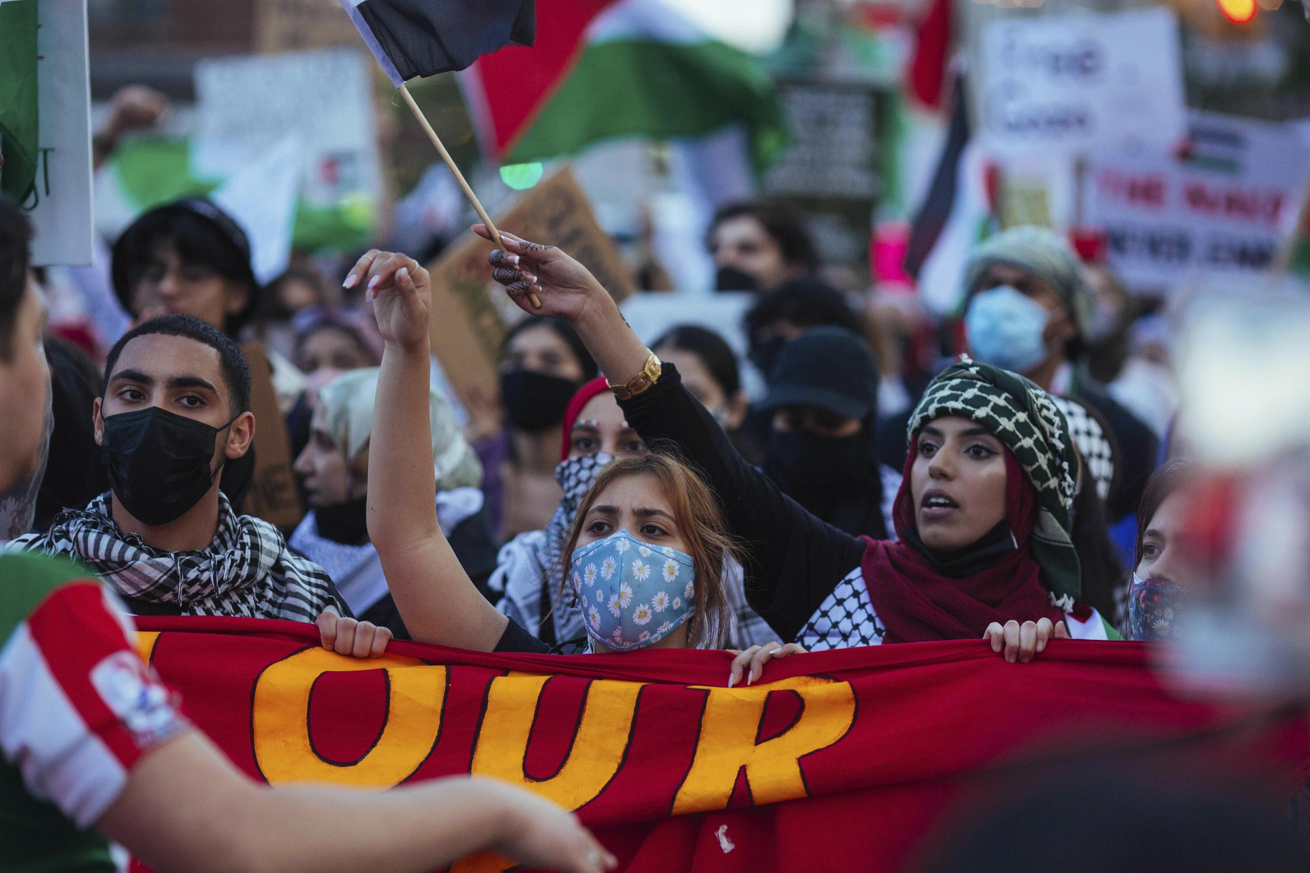 Miles de activistas que apoyan a los palestinos marchan durante una protesta en Nueva York.