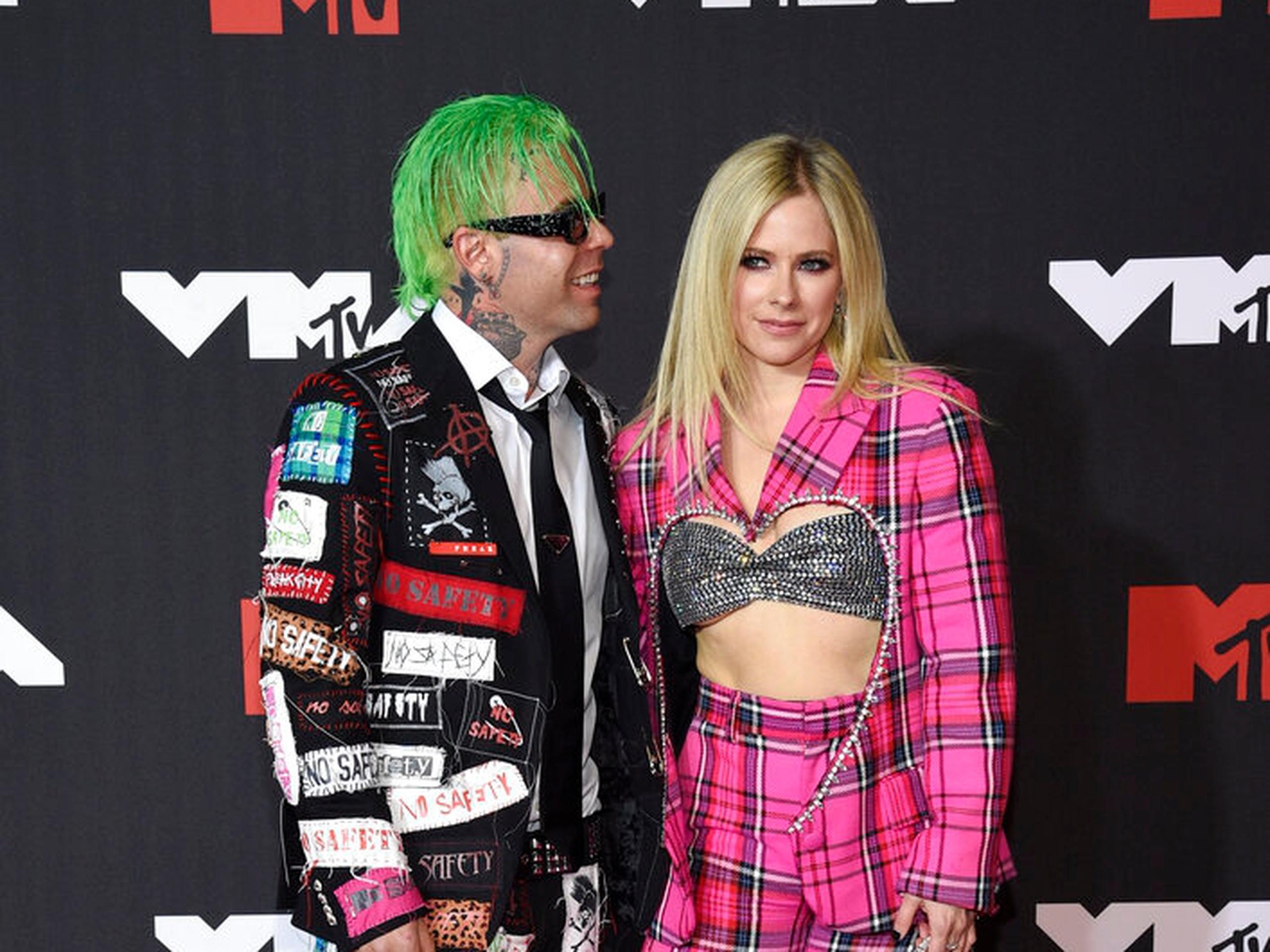 A pesar de que Mod Sun (izquierda) pudo “enterarse” de la decisión de Avril Lavigne (derecha) a través de los medios de comunicación, se reportó que este no regresaría para solucionar la situación y seguirá trabajando.