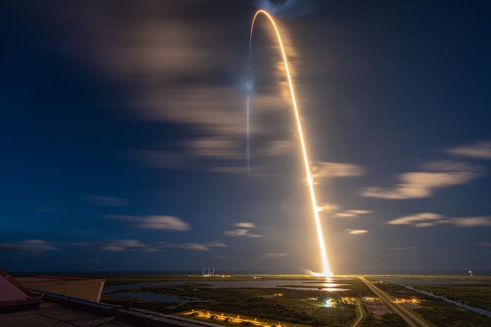 Fotografía cedida por Inspiration4 donde se muestra el cohete Falcon 9 que lleva la cápsula Dragón con cuatro tripulantes civiles mientras despega de la plataforma de lanzamiento 39A del Centro Espacial Kennedy, en Florida (Estados Unidos). EFE/ John Kraus/ Inspiration4