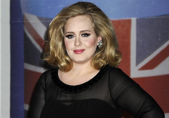 Adele tiene 31 años.