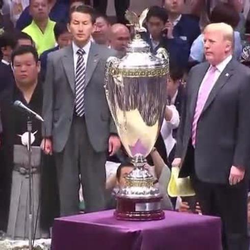 Trump entrega un enorme trofeo al ganador de pelea de sumo