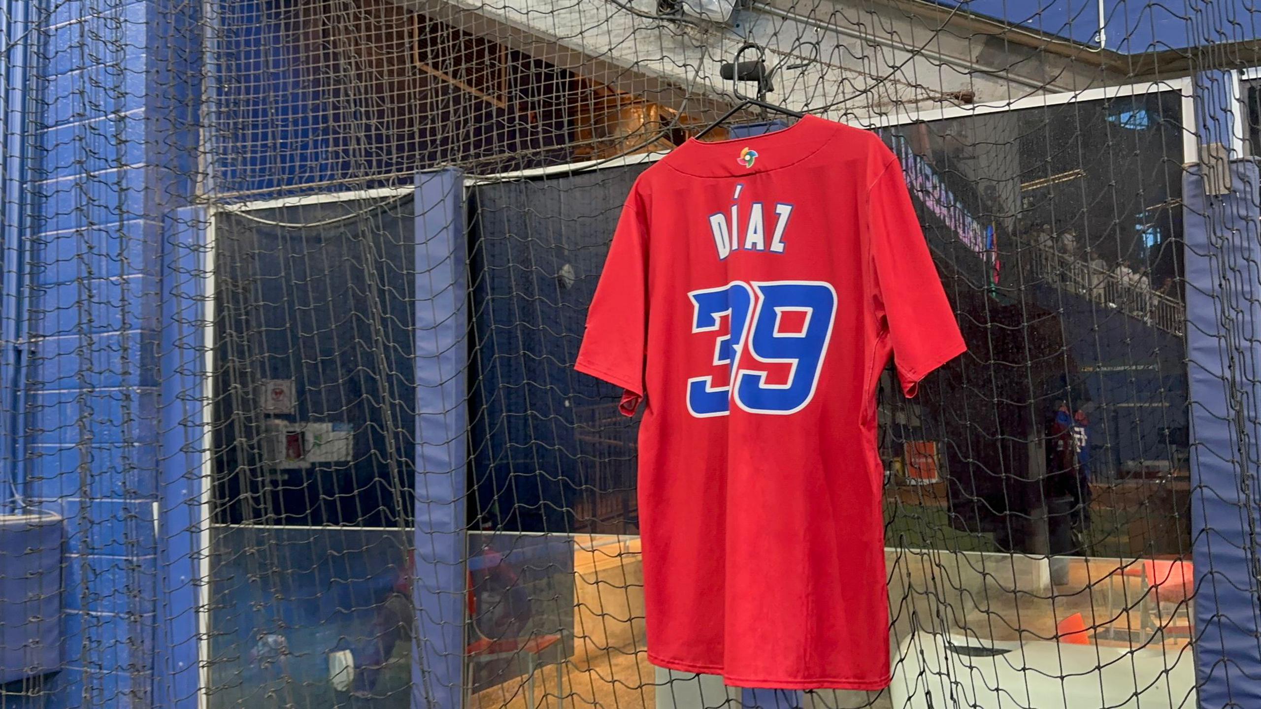 La camiseta de Edwin Díaz couelga en el bullpen de Puerto Rico. otra franela del estelar taponero acompaña al equipo en el dugout.