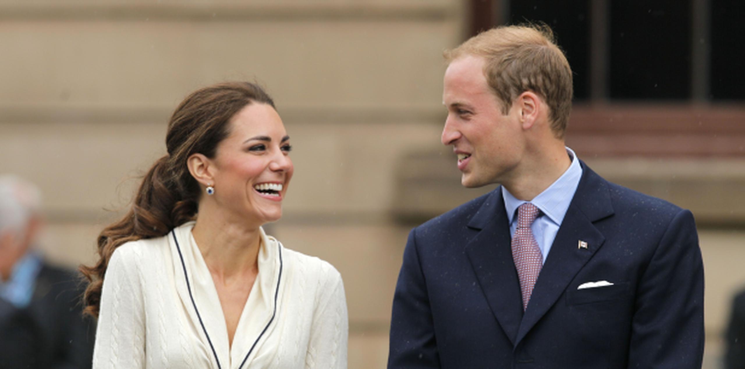 El príncipe Guillermo y su esposa, Kate Middleton, en el 2011. (Archivo)