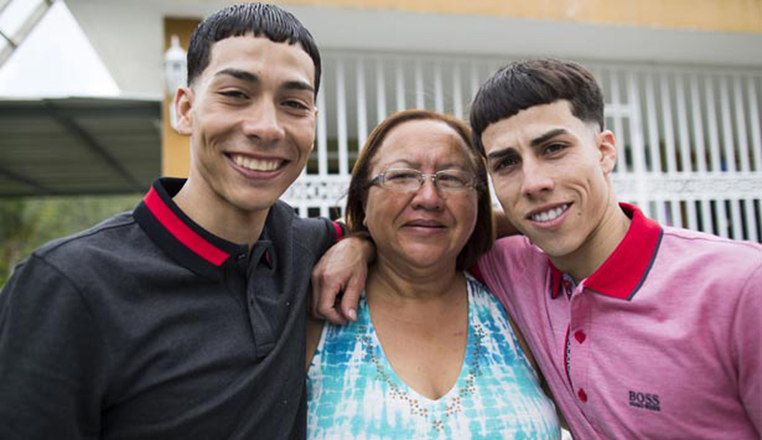 José Ortiz, a la izquierda, comparte junto a su hermano Irad con Aida O’Farril, una vecina que los cuidó cuando eran niños. (tonito.zayas@gfrmedia.com)