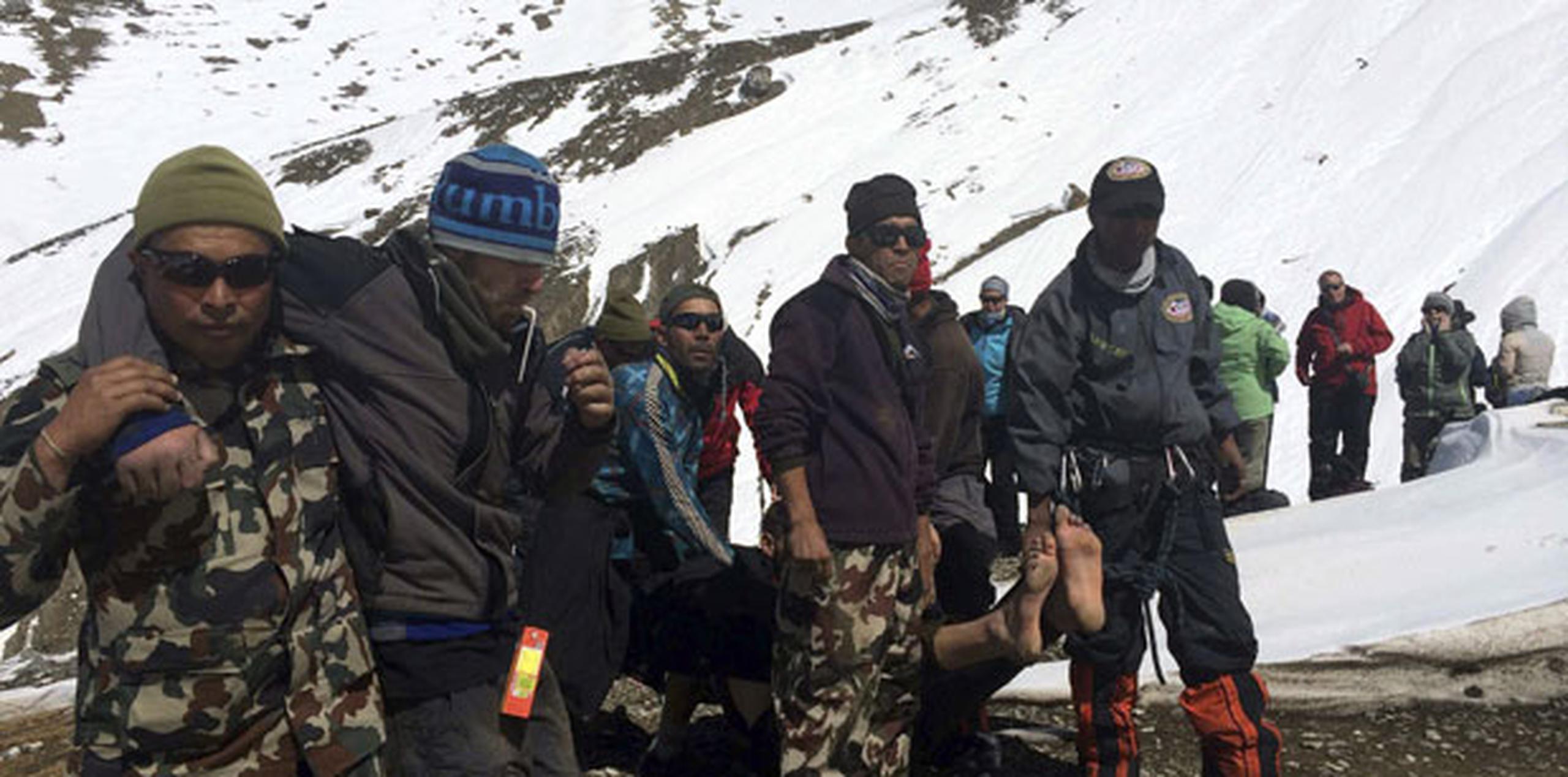 Soldados trasladan a dos montañeros heridos en el paso Throung La, del circuito de Annapurna, Mustang, Nepal. (EFE/ Suministrada)