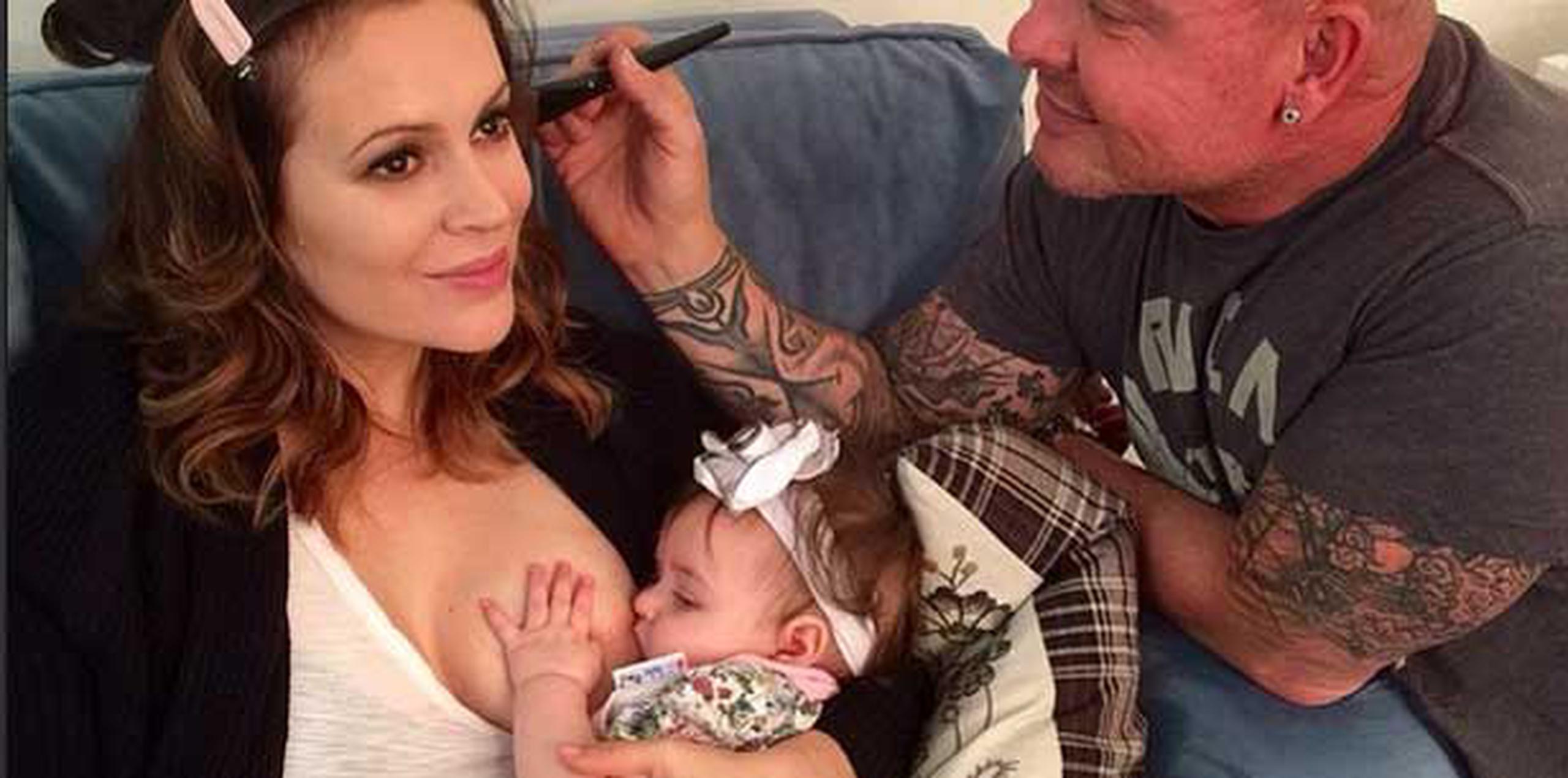Alysa Milano acostumbra compartir fotos mientras amamanta a su bebé. (milano_alyssa/Instagram)