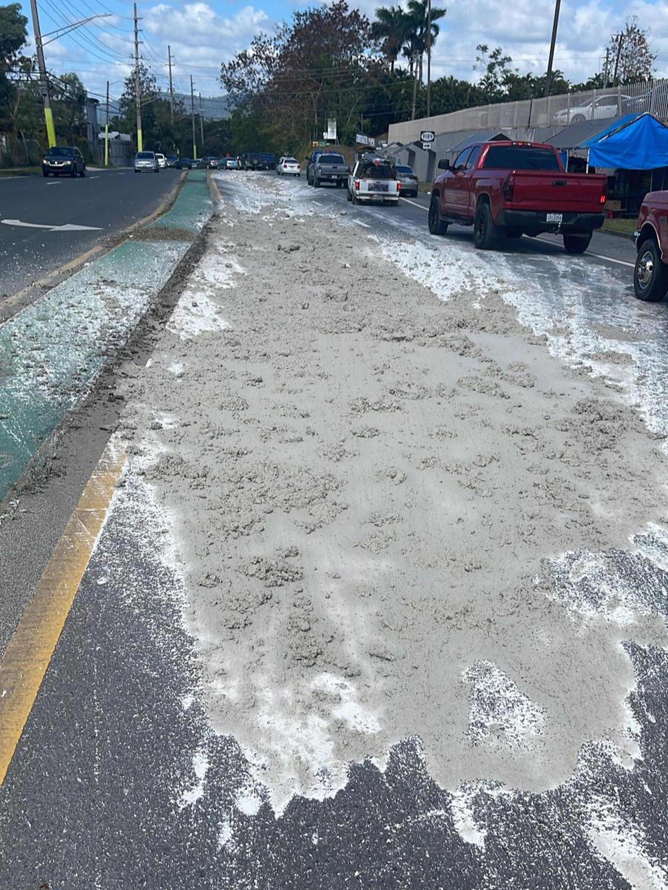 Un tramo de la carretera PR-189 en Gurabo fue cerrado al tránsito por un derrame de cemento.