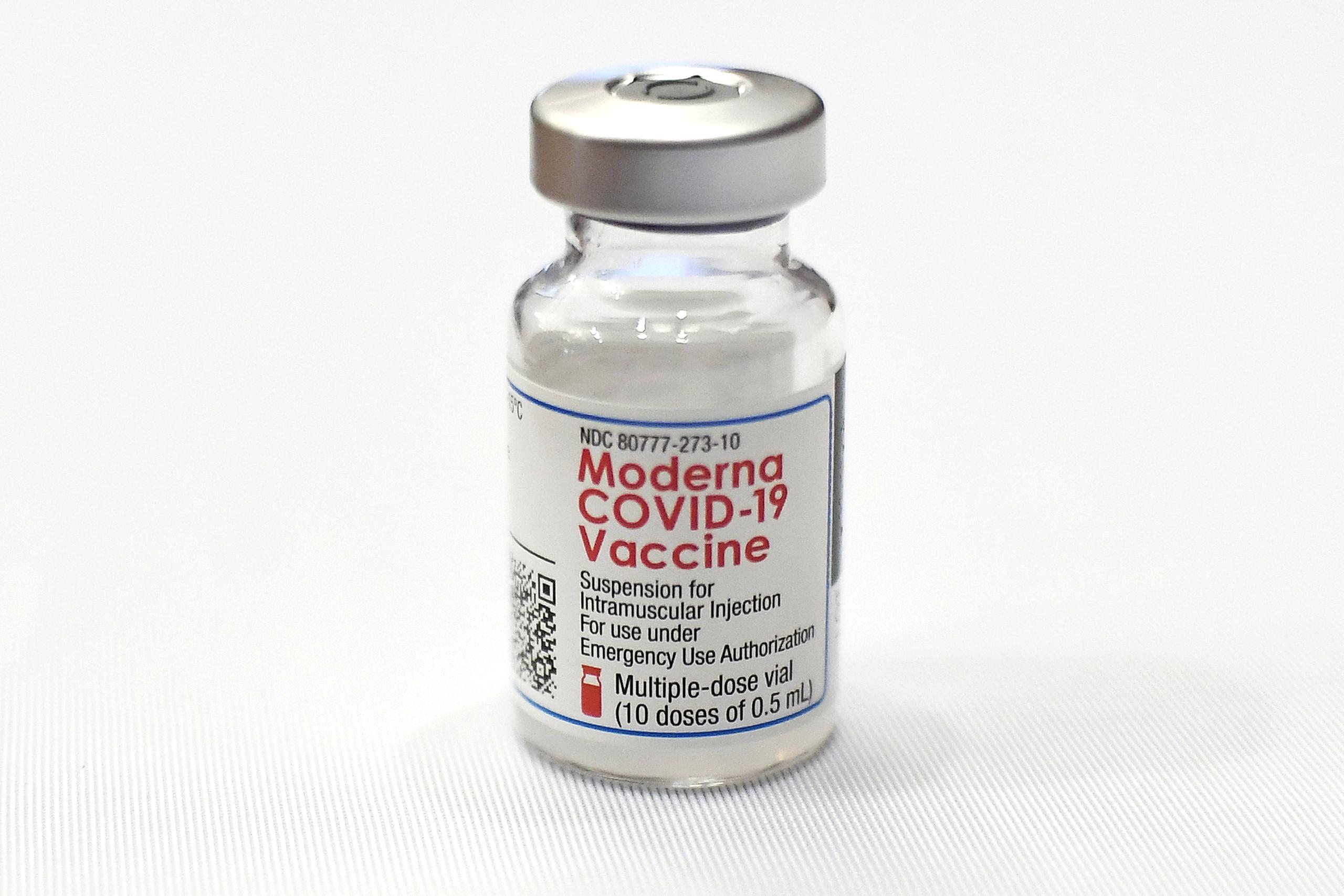 Los CDC han dicho que las vacunas contra el COVID-19 pueden causar efectos secundarios por unos días como fiebre, escalofríos, dolor de cabeza, hinchazón o cansancio, “los cuales son signos normales de que tu cuerpo está desarrollando una protección”.