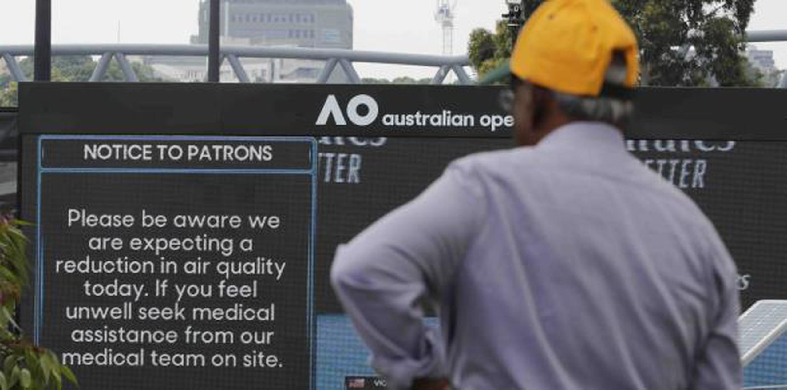 Pantallas de video advertían a los asistentes al Abierto de Australia que “sepan que esperamos una reducción en la calidad del aire”. (AP)