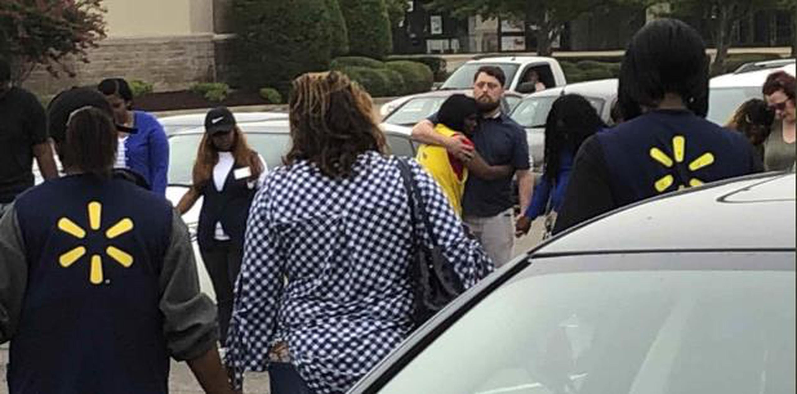 El Walmart está en un complejo comercial en Southaven, al sur de Memphis. Varios empleados de Walmart se unieron a un círculo de oración fuera de la tienda. (AP)
