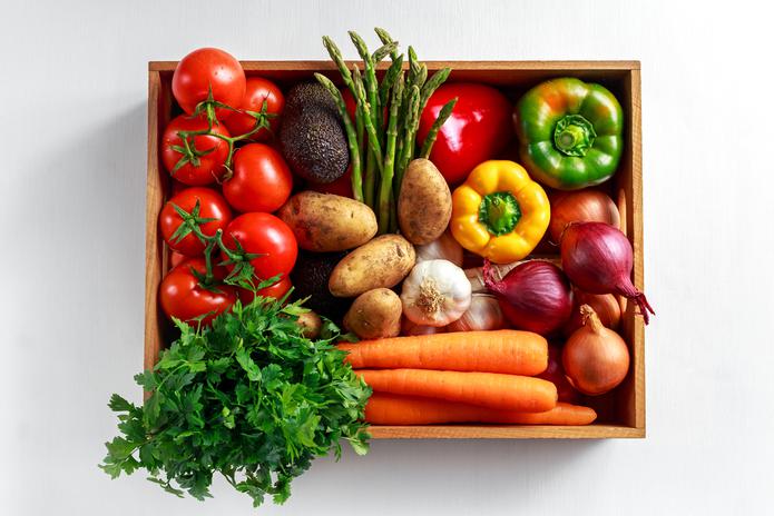 Las dietas veganas o basadas en plantas típicamente cumplen o exceden la cantidad mínima de proteína requerida, si la cantidad de calorías consumidas es adecuada y se consume una dieta variada.