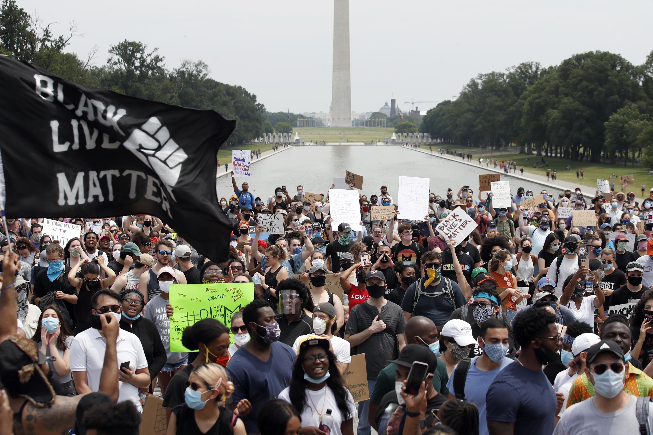 Manifestantes protestan en el Monumento a Lincoln en Washington, por la muerte de George Floyd