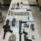 Hallan sustancias controladas y armas de fuego en Manatí