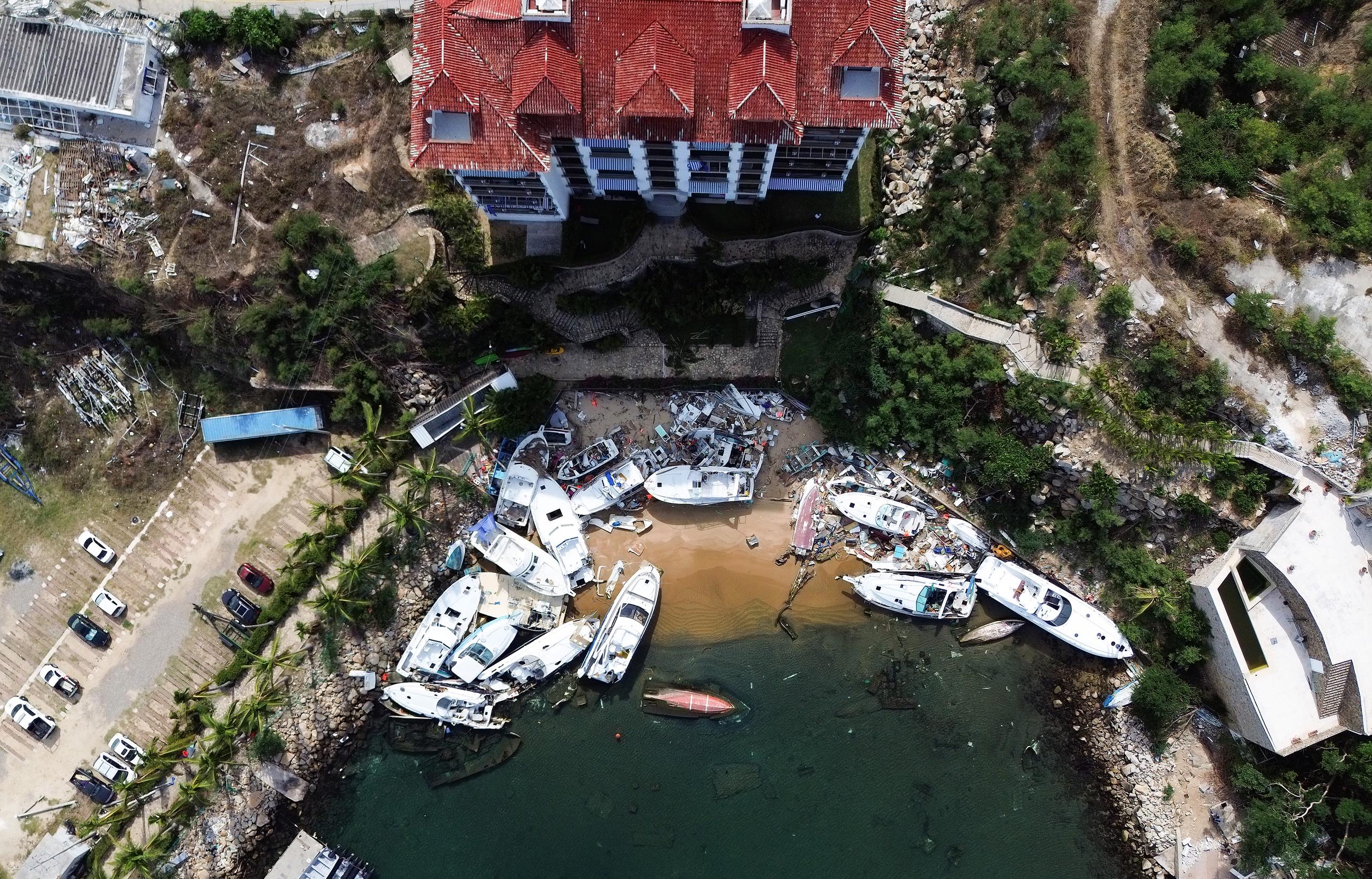 Fotografía aérea que muestra la contaminación marina ocasionada por derrame de combustibles y por los restos de embarcaciones destruidas, el 13 de enero de 2024, en Acapulco (México). EFE/ David Guzmán
