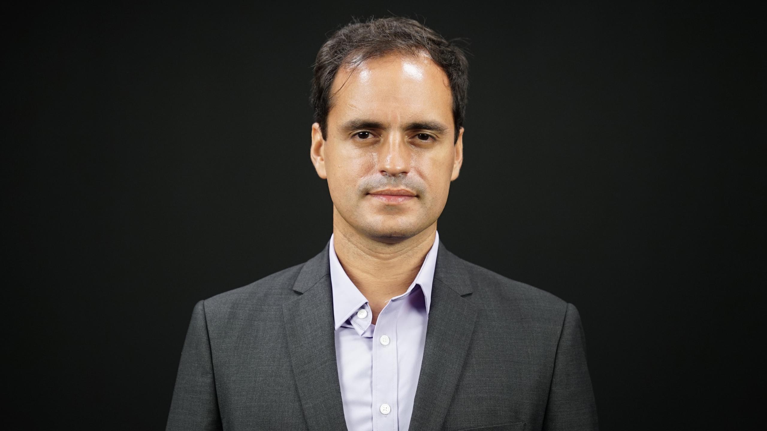 Daniel Colón Ramos es profesor de la Escuela de Medicina de la Universidad de Yale, miembro de la Asociación Nacional de Medicina y miembro de la Junta de Directores del Fideicomiso de Ciencia y Tecnología de Puerto Rico. Fue designado a presidir la Coalición Científica desde finales del 2020.