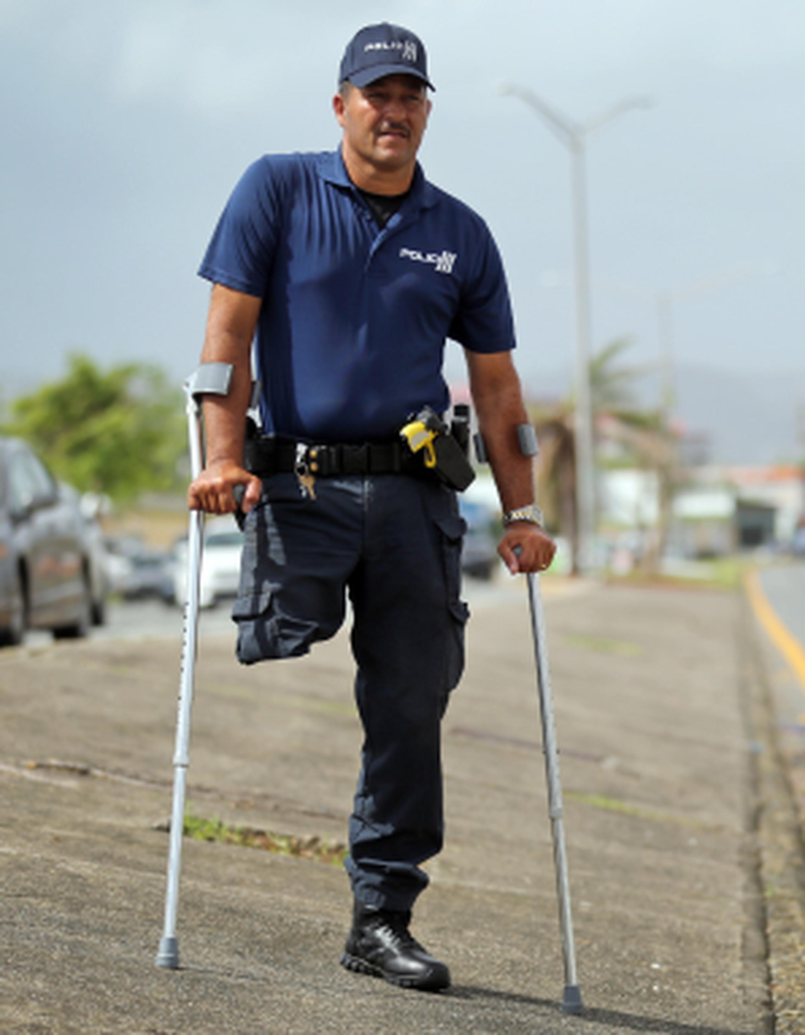 El agente Ralffy Díaz Reyes se ha convertido en un símbolo de fortaleza ante la adversidad, especialmente para los conductores que lo han visto en la calle dando el tránsito. (juan.martinez@gfrmedia.com)