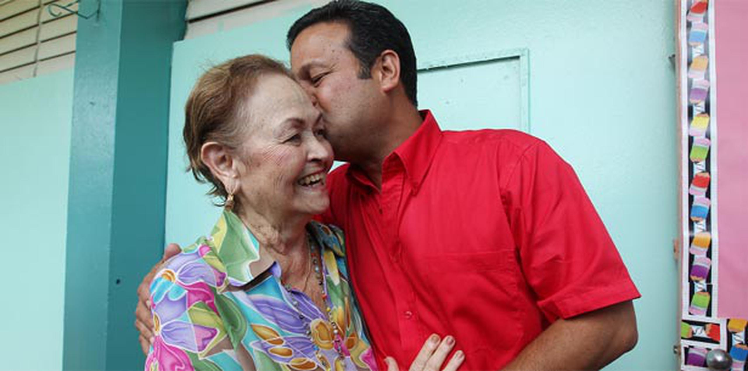 En la foto, la exprimera dama de Caguas -viuda de William Miranda Marín- junto a su hijo William Miranda Torres. (Archivo)
