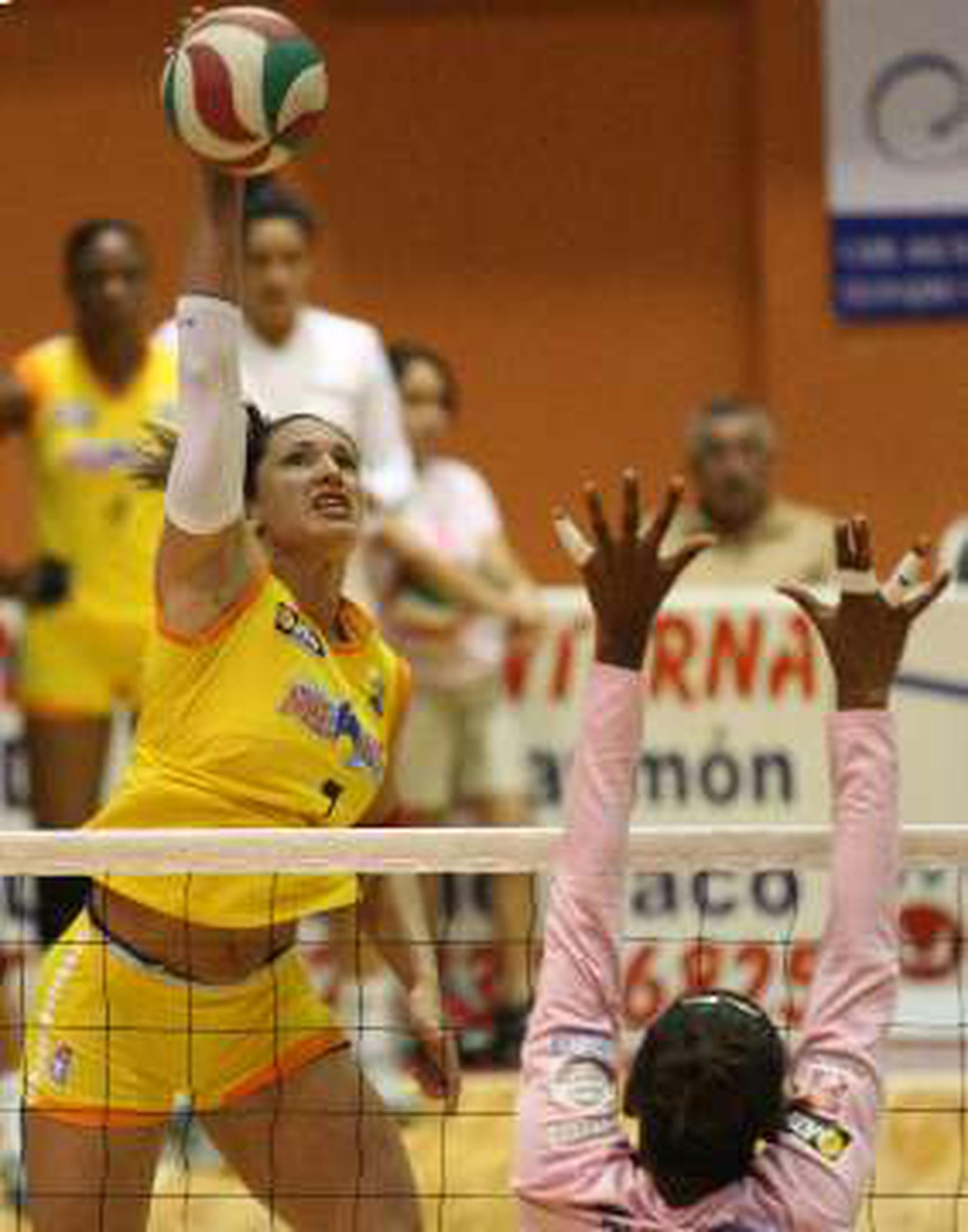  Sheila López -en la imagen rematando- ocupa la posición número 24 entre las mejores anotadoras en la LVSF.&nbsp;<font color="yellow">(Primera Hora / José L. Cruz Candelaria)</font>
