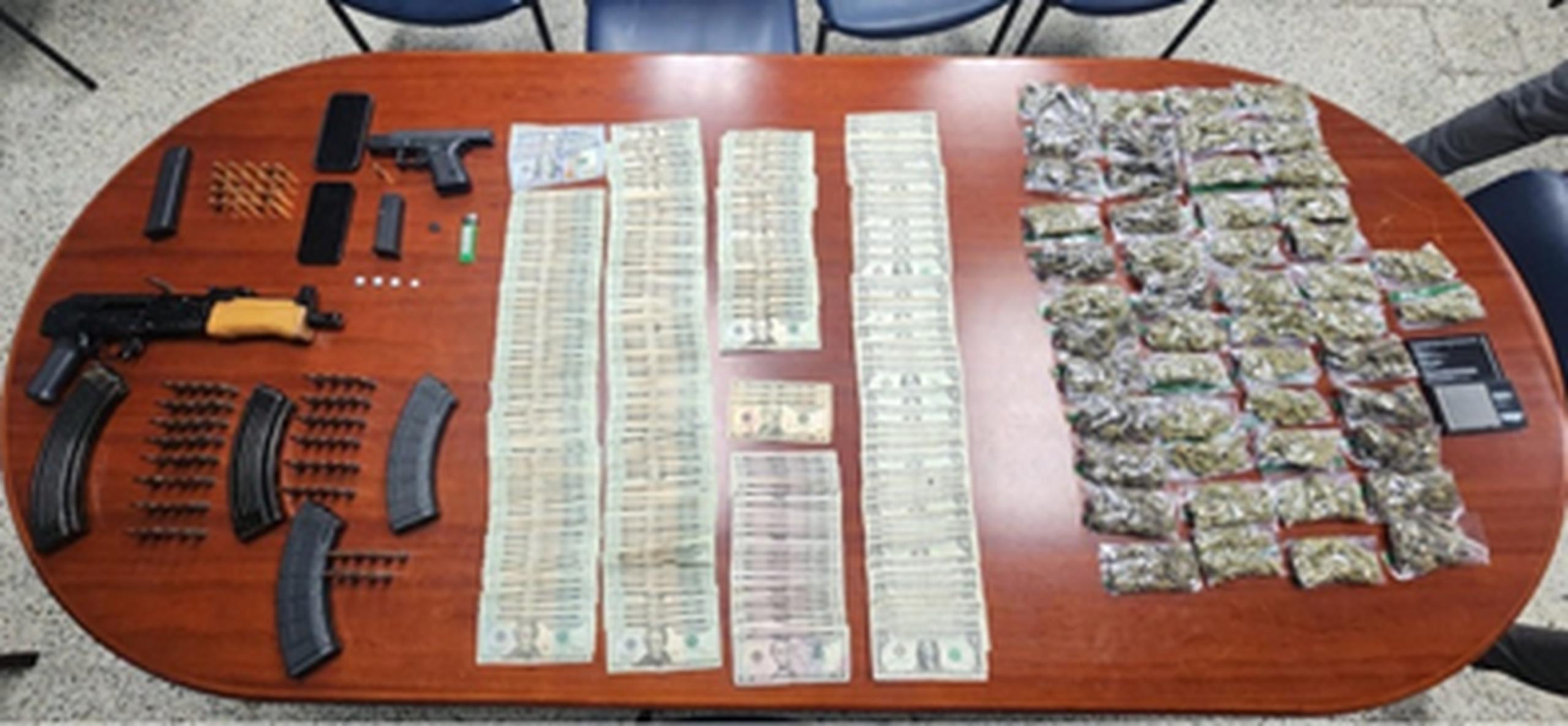 Armas y droga ocupada a tres jóvenes en Toa Baja (Suministrada)