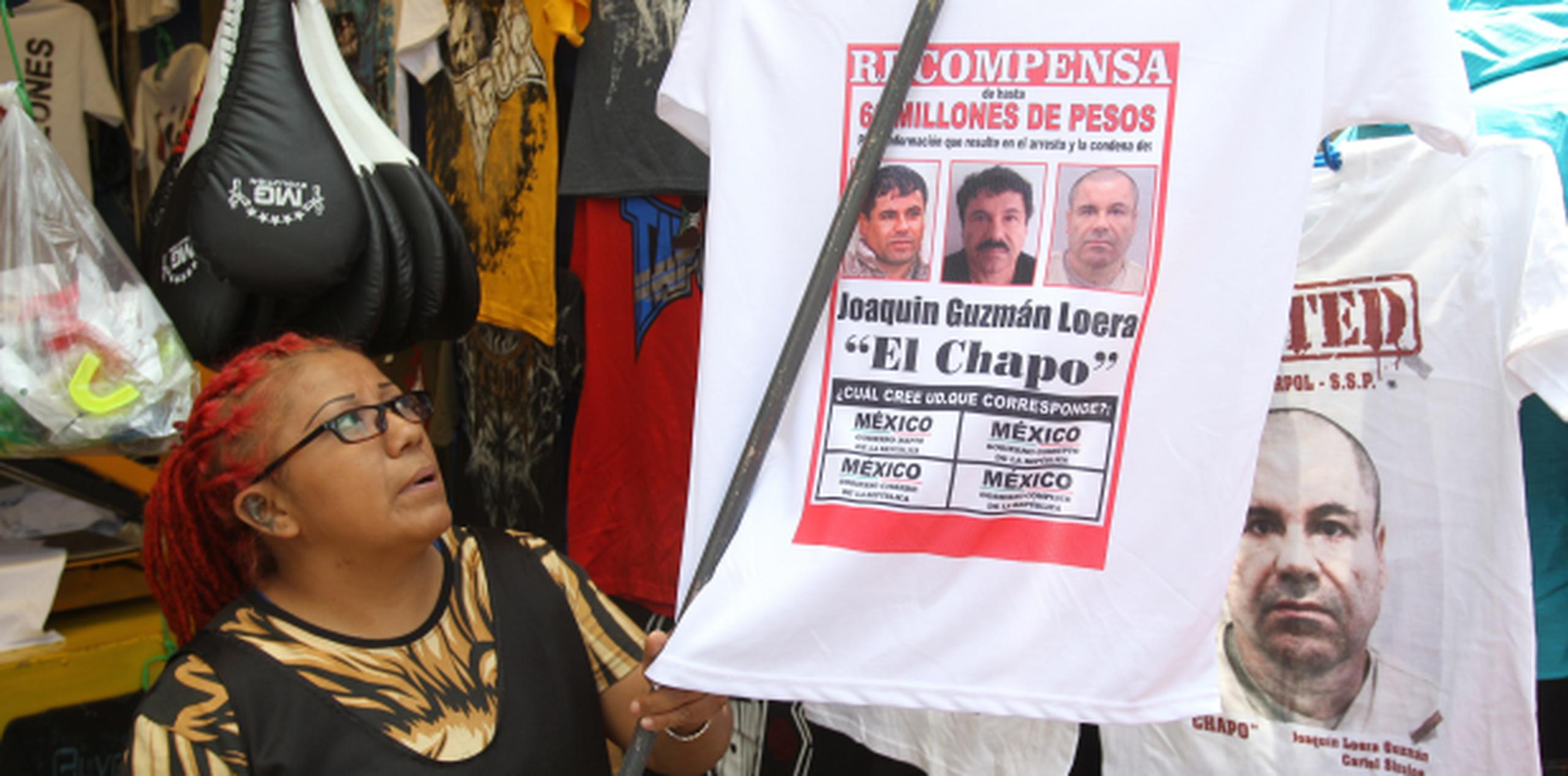 En México se venden artículos -como camisetas- alusivos al narcotraficante. (EFE)
