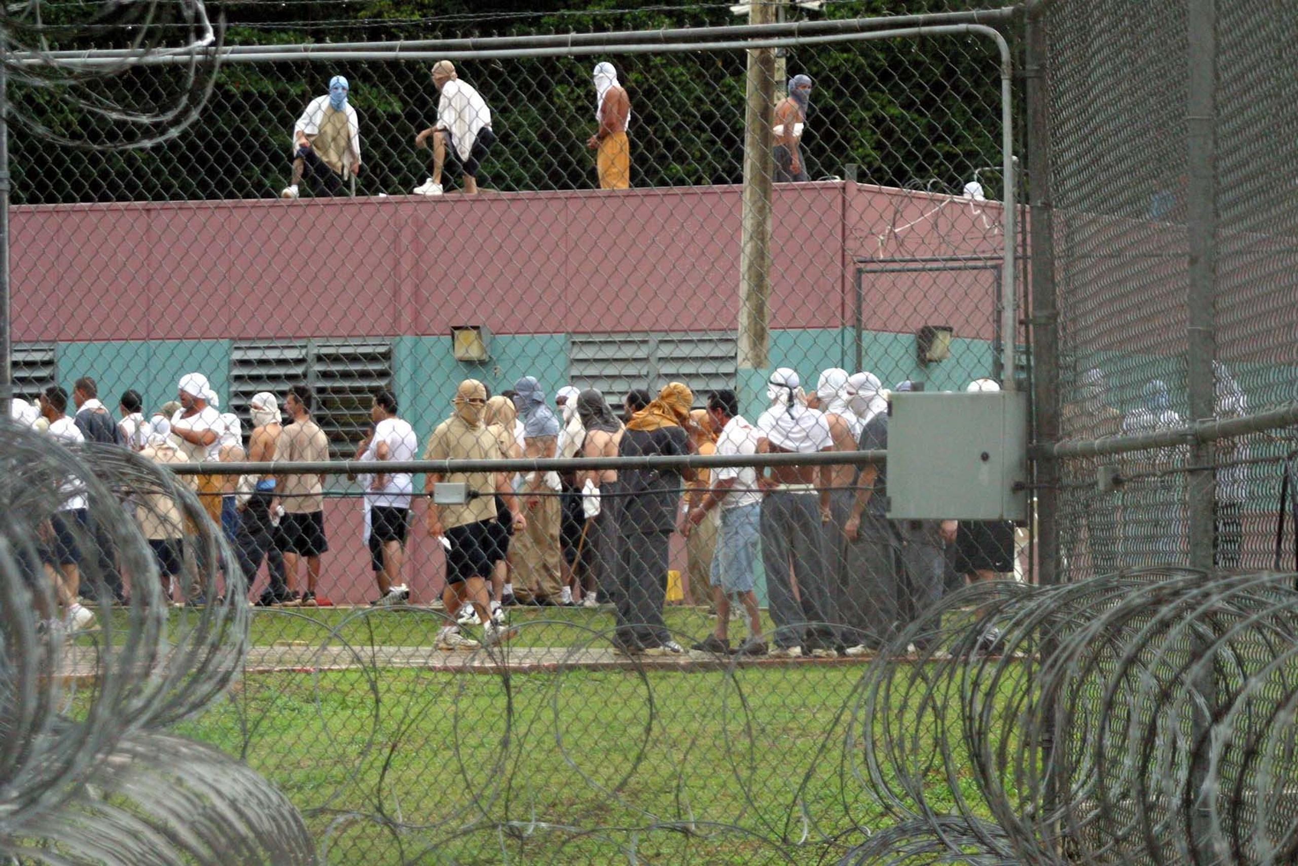 Vista de confinados en la cárcel de Sabana Hoyos en Arecibo.