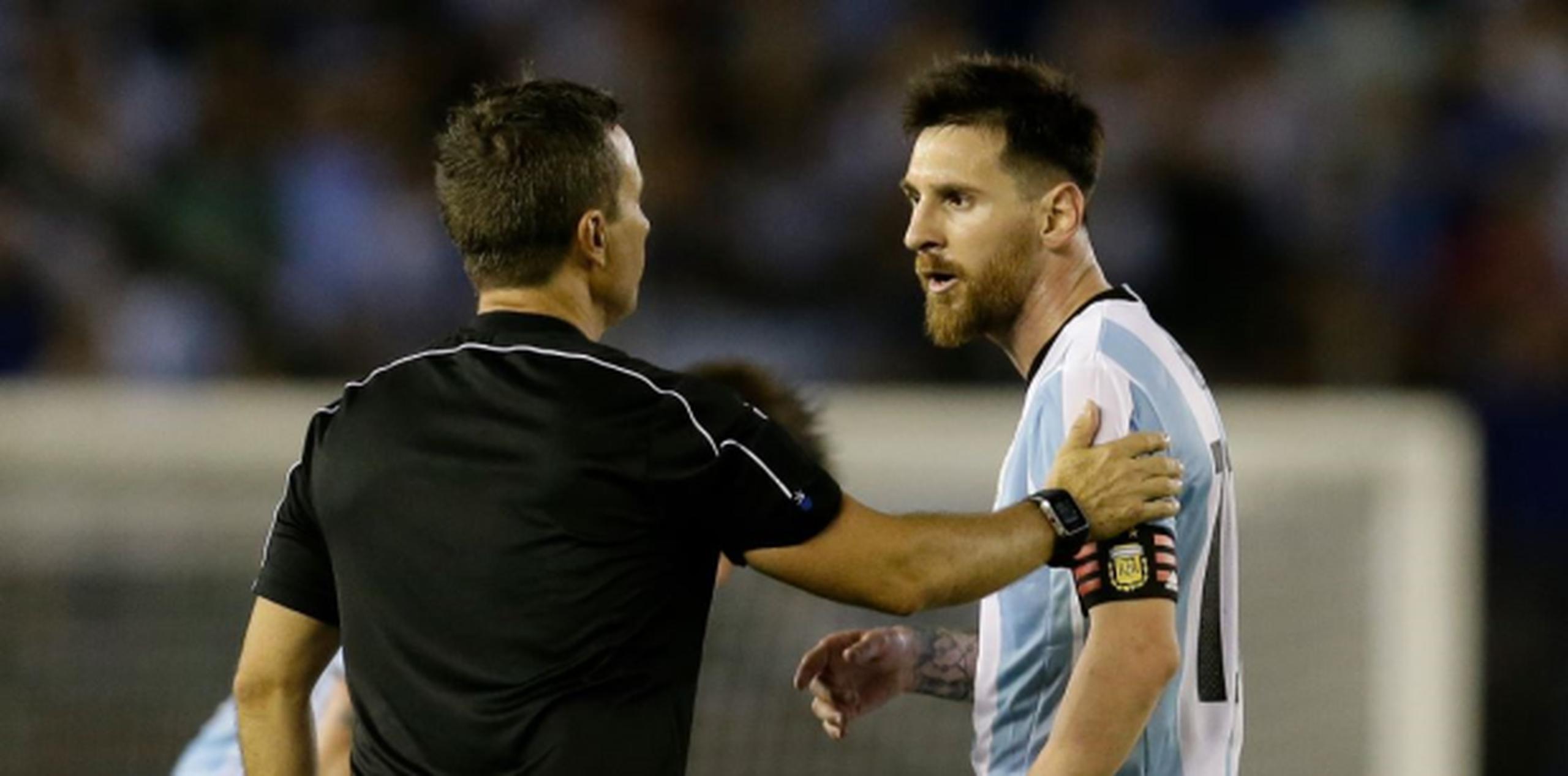 Messi regresó anoche a Barcelona y no quiso hablar con los medios, emplazando su postura a un documento que ha dirigido a la FIFA para que le quiten la sanción, aunque ya ha cumplido un partido. (AP)