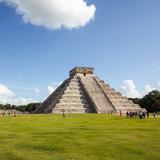Le caen a palos a turista por subir pirámide de Chichén Itzá