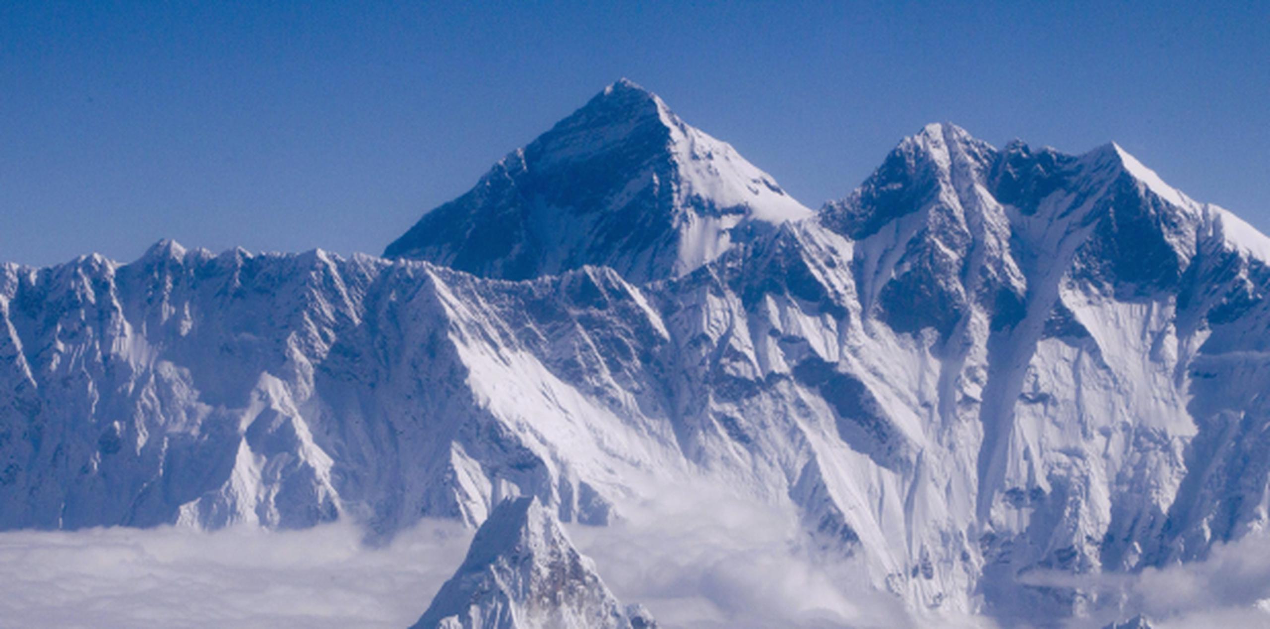 Los permisos para escalar el Everest cuestan normalmente 11,000 dólares. (EFE / Narendra Shrestha)