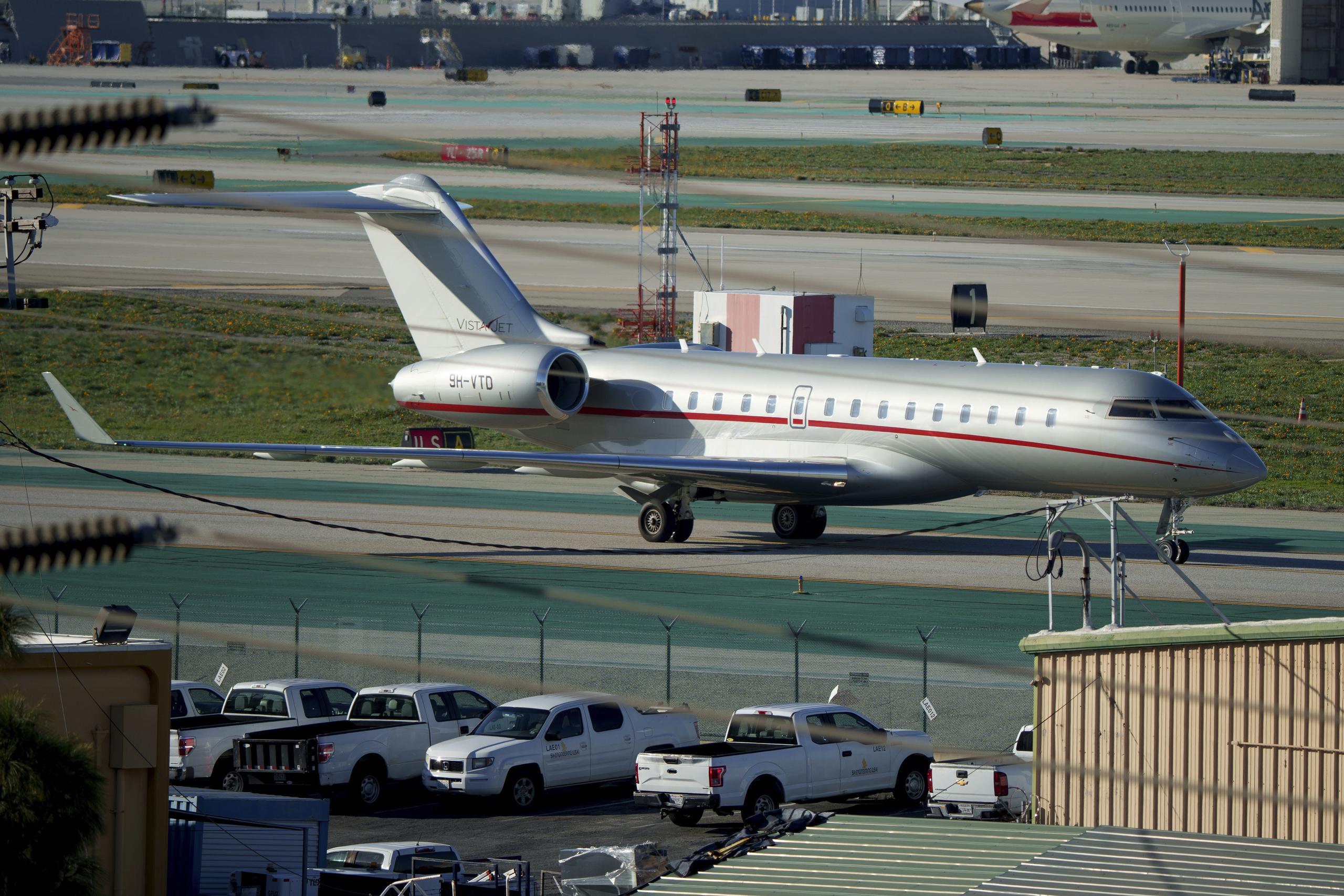 La cantante habría volado a Los Ángeles porque el aeropuerto de Las Vegas no contaría con el espacio para que su jet privado se mantenga estacionado en el lugar mientras ella asiste al Super Bowl.
