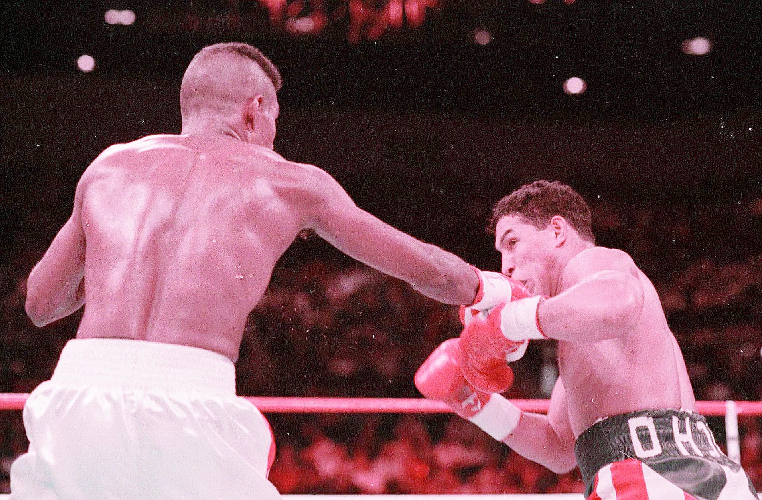 Félix 'Tito' Trinidad retuvo la faja de la Federación Internacional de Boxeo (FIB) con una decisión unánime sobre Héctor Camacho en 1994.