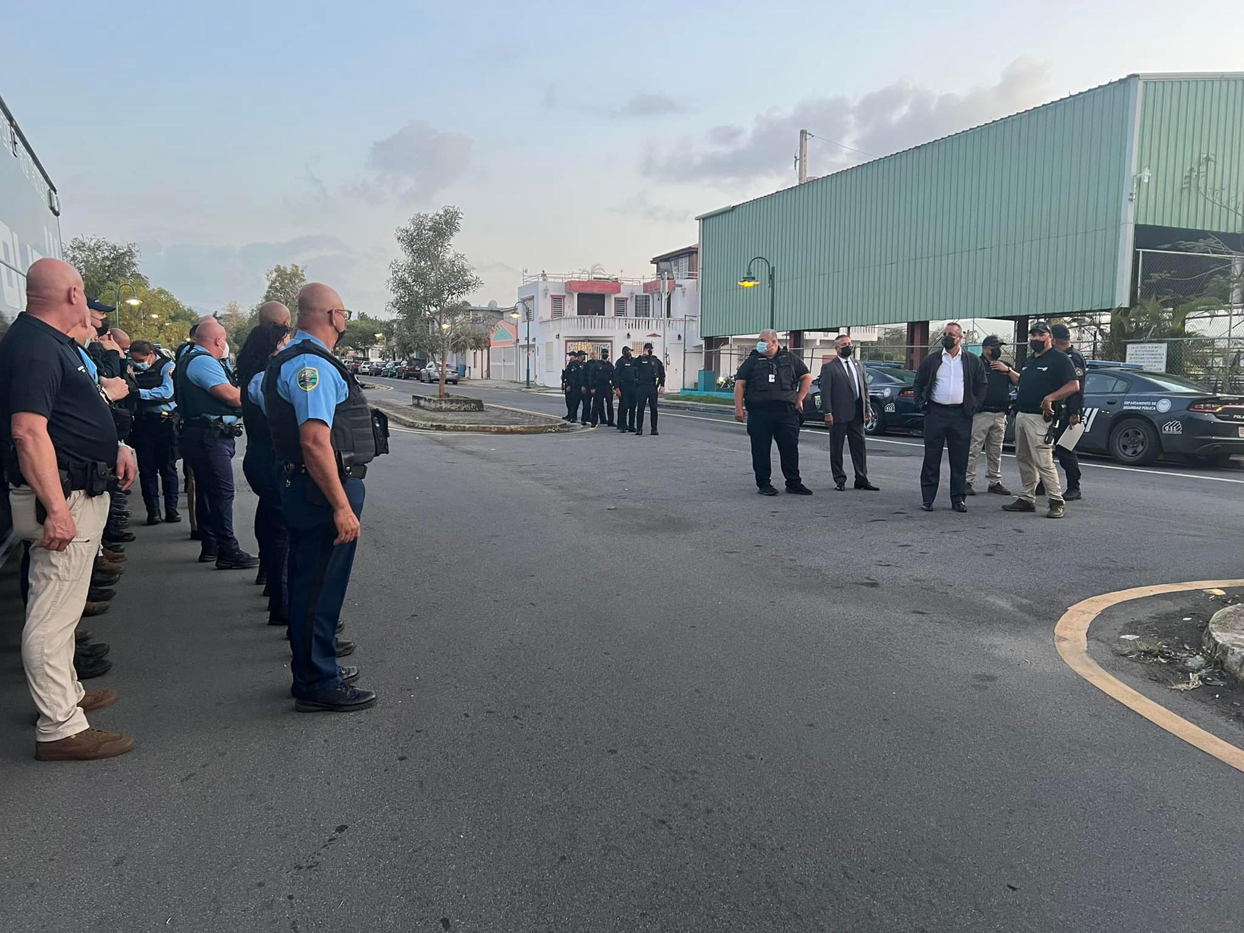 Personal del Negociado de la Policía se movilizó de manera indefinida a la barriada Morales en Caguas ante la violencia entre pandillas en esa zona.