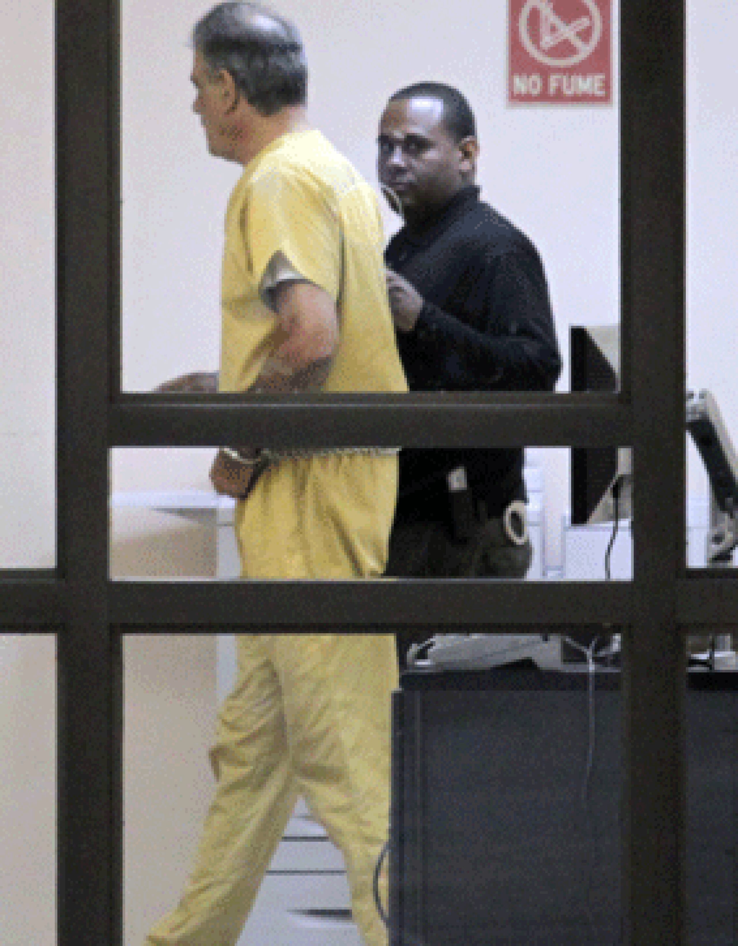 Luis Pagán Rivera, con uniforme amarillo, había sido hallado culpable por un jurado de violaciones al artículo 3.1 de la Ley 54 de Violencia Doméstica, al Artículo 207 del Código Penal (tentativa de asesinato) y a tres artículos de la Ley de Armas.
  (GFR Media)