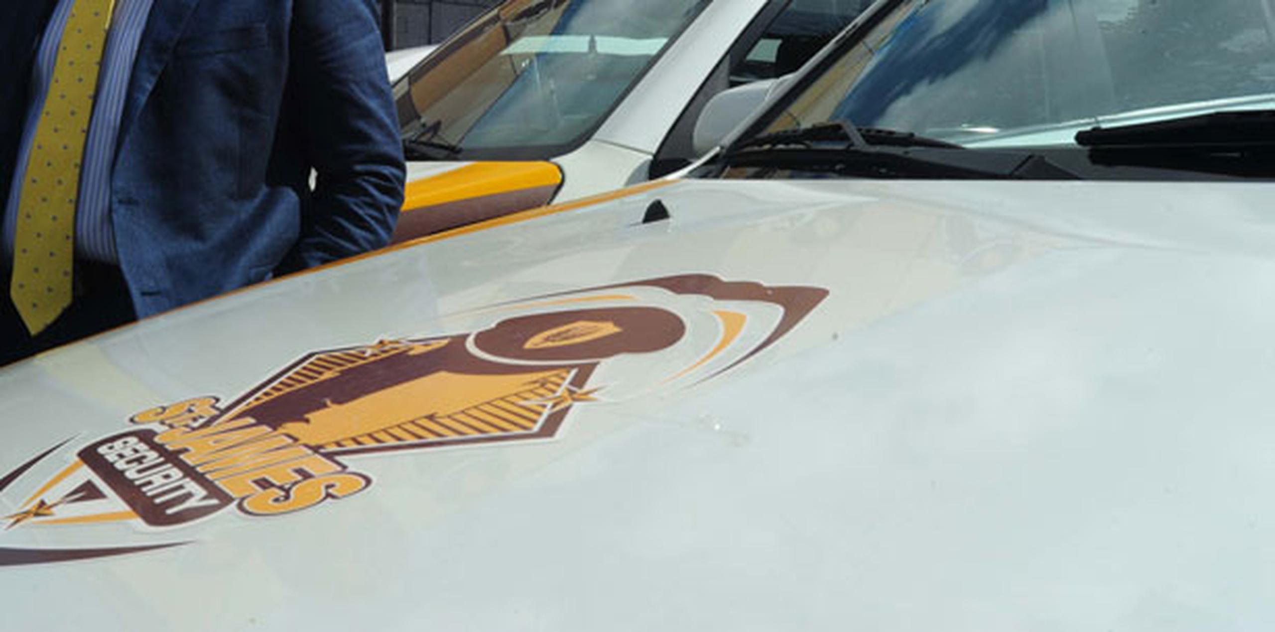 El vehículo robado está rotulado con el logo de la compañía Saint James. (Archivo)
