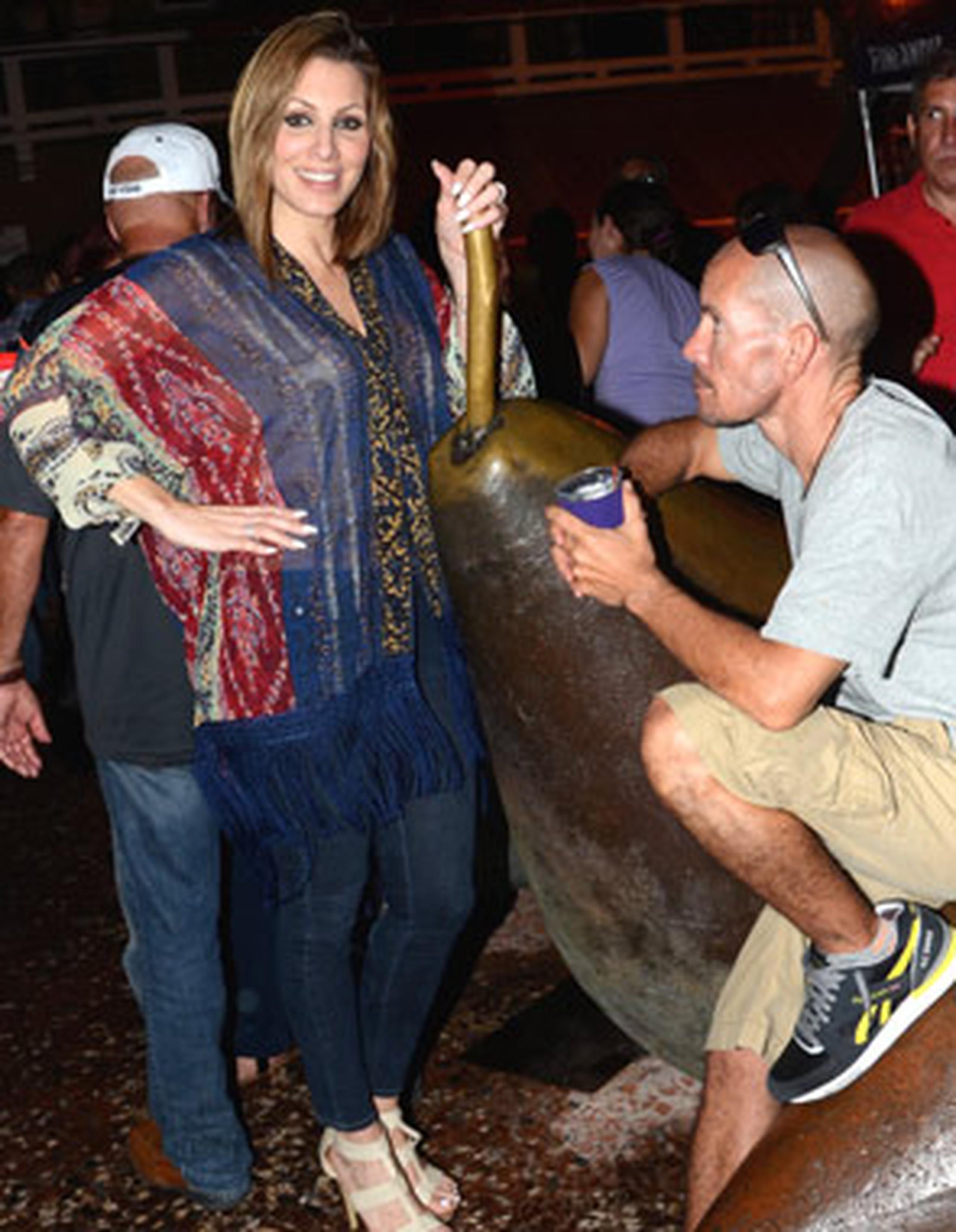Margarita Bernardo agarra uno de los famosos aguacates de la Placita de Santurce. (Para Primera Hora / Alfredo Rolón)
