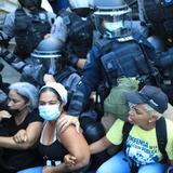 Encontronazo entre manifestantes y agentes en el Capitolio
