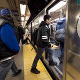 Nueva York levanta mandato de llevar mascarillas en los medios de transporte 