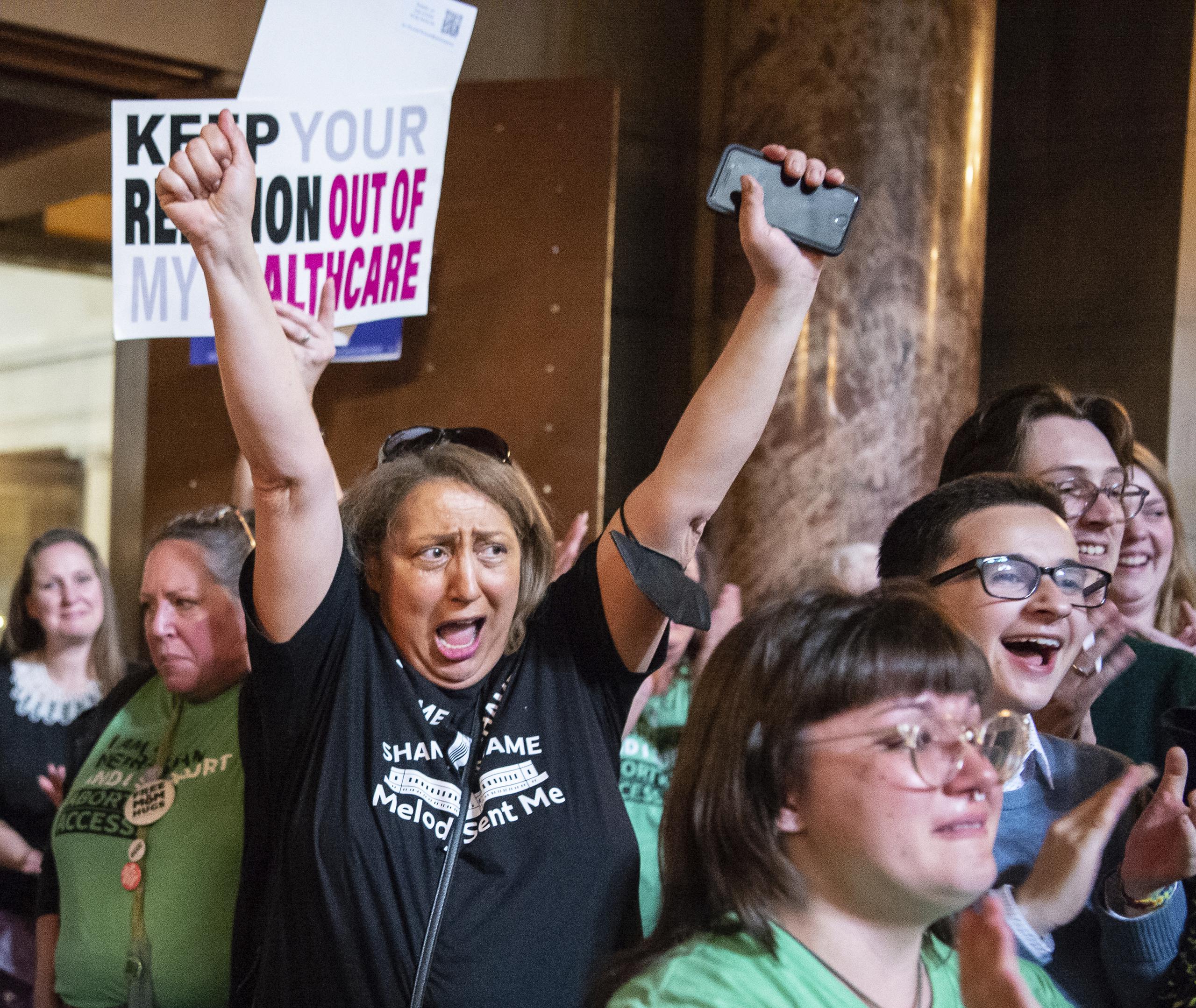 Opositores a una propuesta que prohibiría los abortos en Nebraska después de las seis semanas del embarazo, celebran en el Capitolio estatal, en Lincoln, Nebraska, luego de que el proyecto de ley no consiguió los votos necesarios para avanzar.
