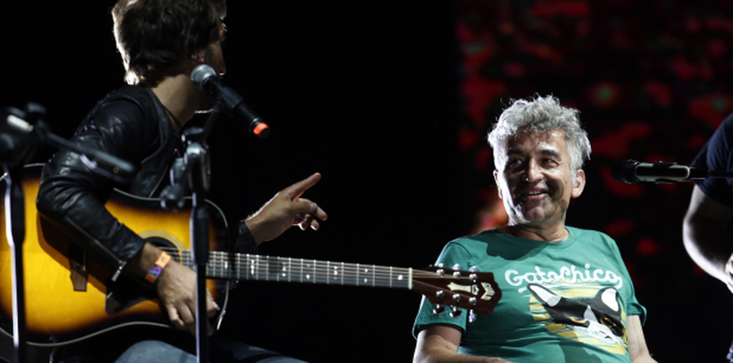 González sonríe durante una porción del concierto en el que decenas de miles de personas corearon sus canciones. (EFE)