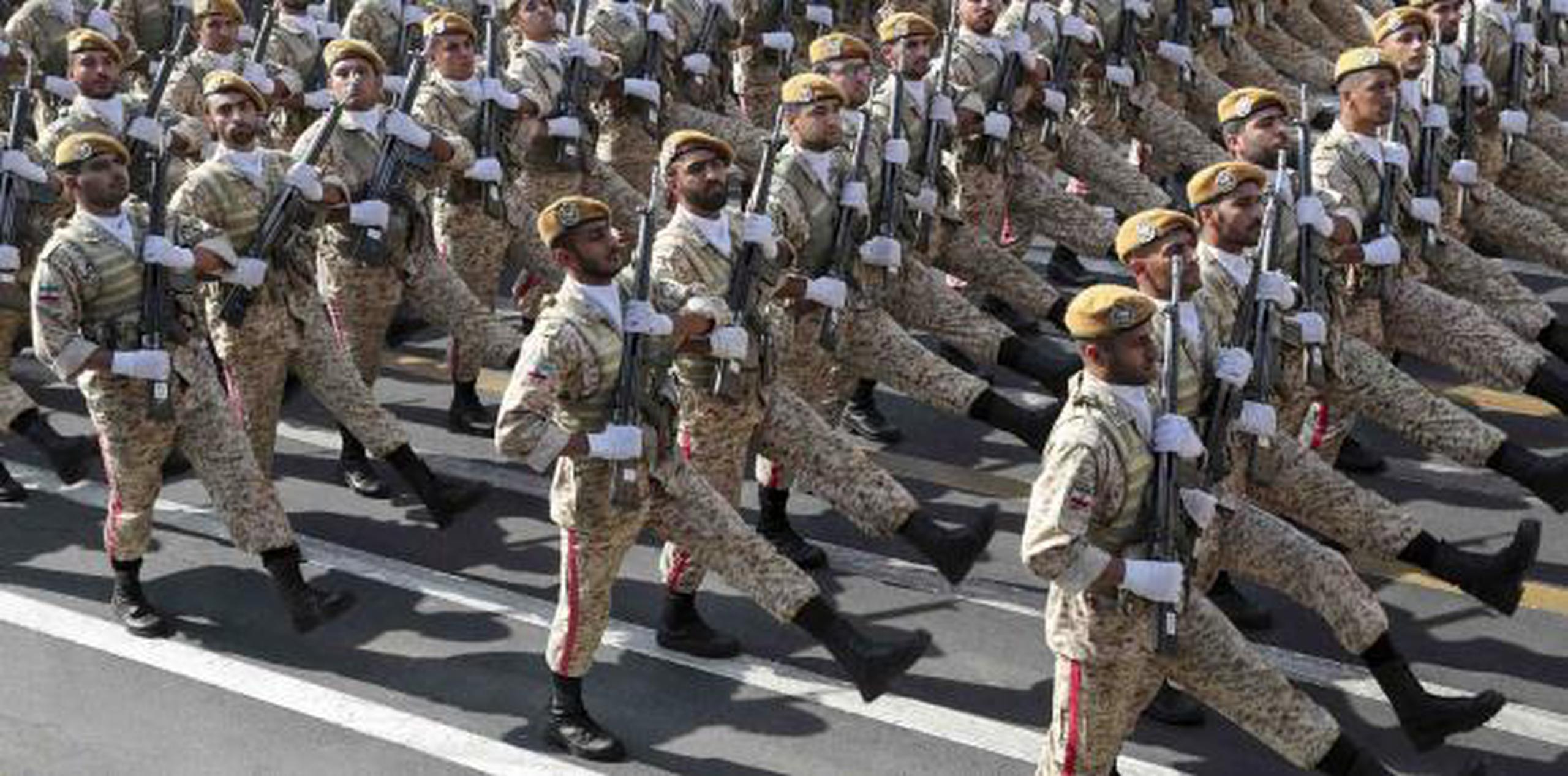 Rohaní aprovechó un gran desfile militar en Teherán para, por un lado, mandar una advertencia del poderío defensivo de Irán y, por otro, congraciarse con los países de la región. (AP)