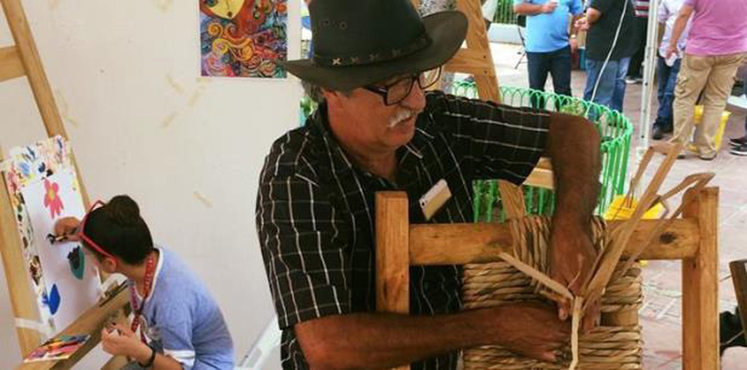 Aprendió a tejer la anea con el artesano Rubén Villalobos quien le regaló el primer material para comenzar a trabajar. (Suministrada)