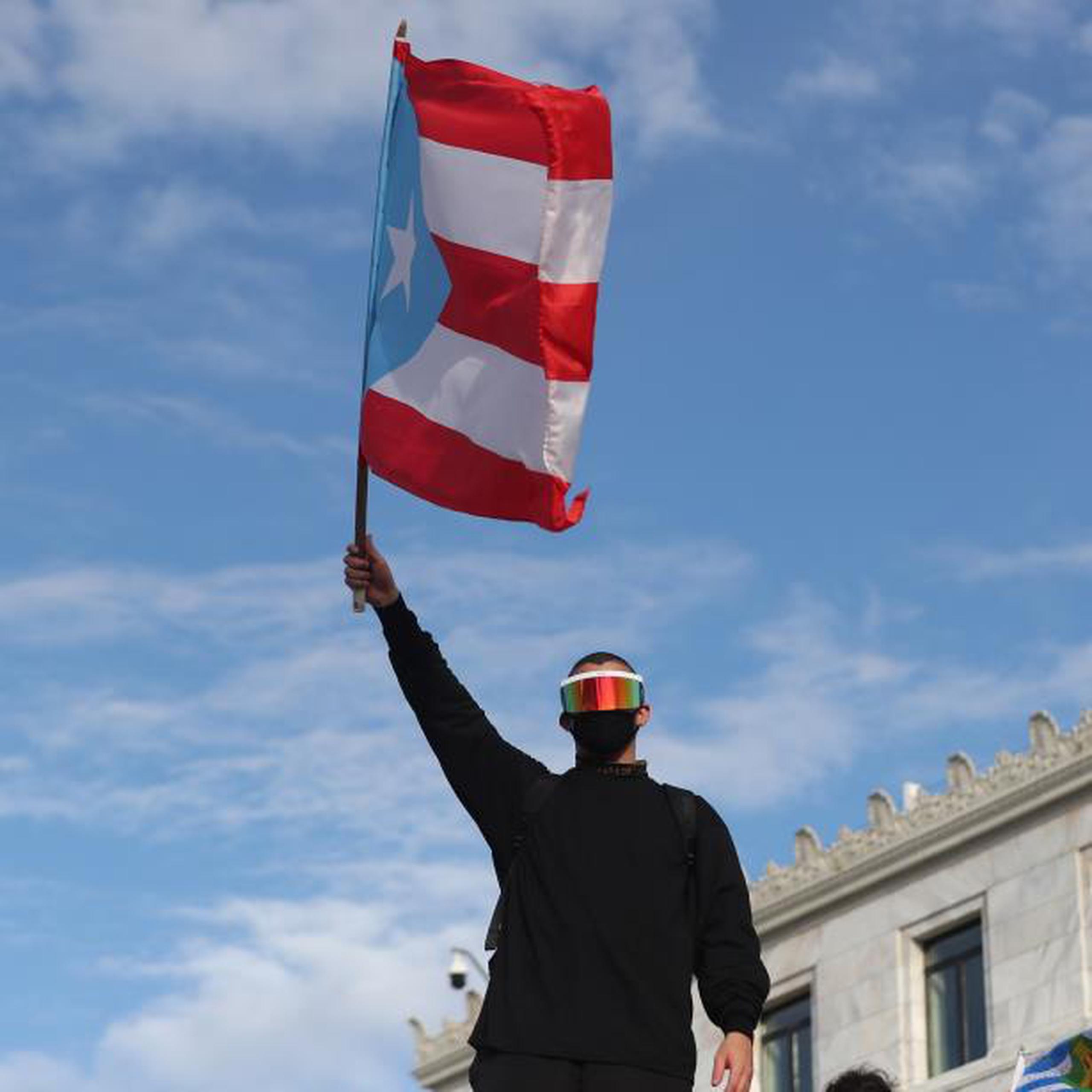 La manifestación terminó de madrugada con la llegada del Rey Charlie, que convocó a sobre 3,000 motociclistas que lograron entrar a el Viejo San Juan para reclamar la dimisión de Rosselló. (juan.martinez@gfrmedia.com)