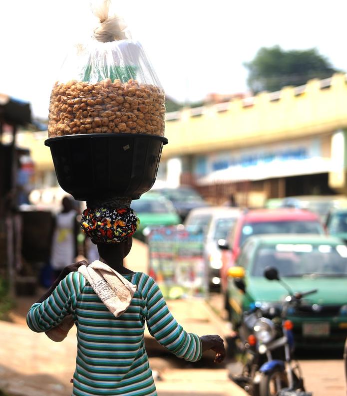 Una mujer vende bocadillos en Abeokuta, Nigeria.