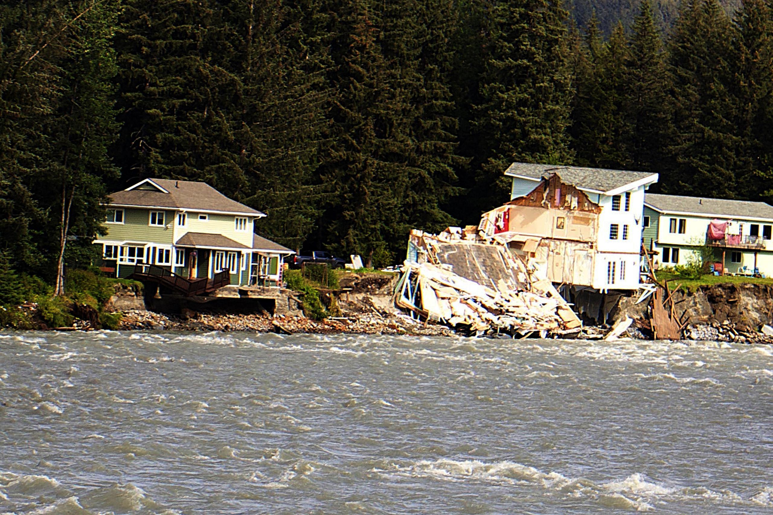 En Alaska, los medios mostraron imágenes de una vivienda que fue arrasada en cuestión de segundos por la crecida del río Mendenhall tras la ruptura del glaciar del mismo nombre.
