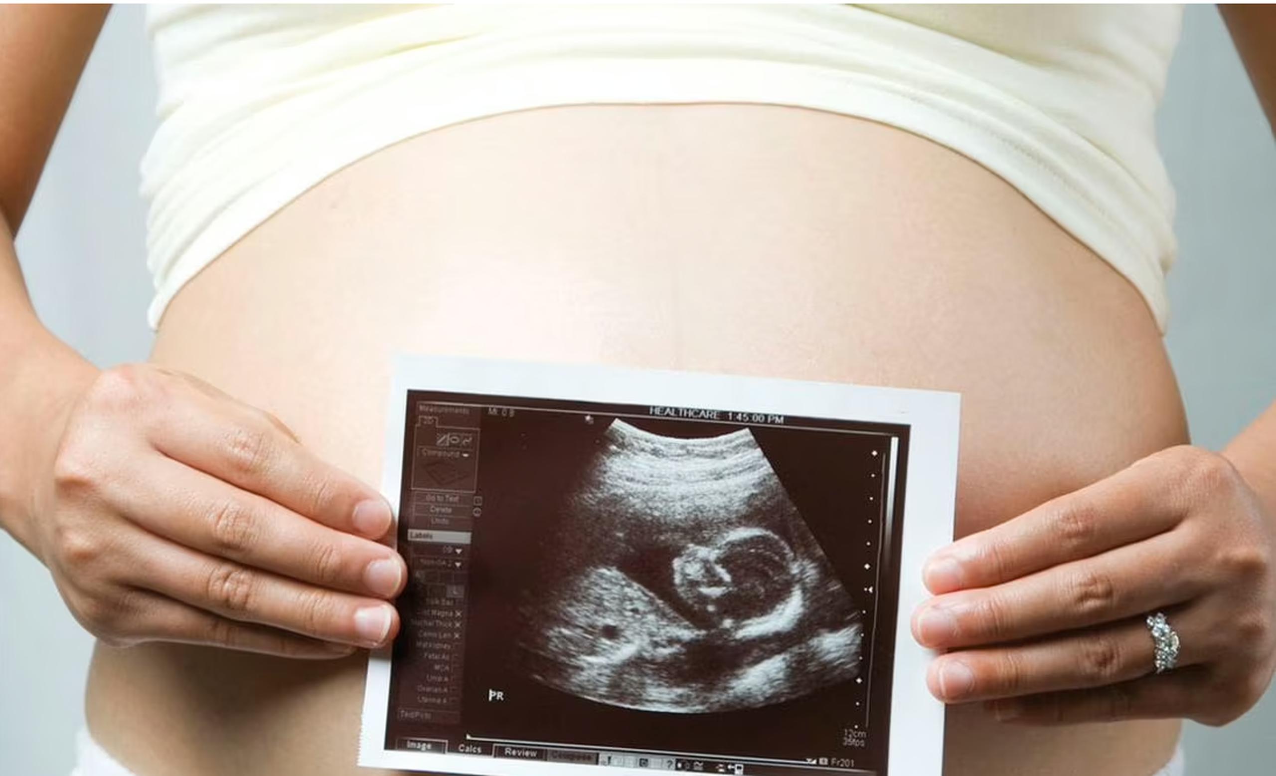 La edad puede ser un factor de riesgo muy común que provoque un embarazo de alto riesgo.