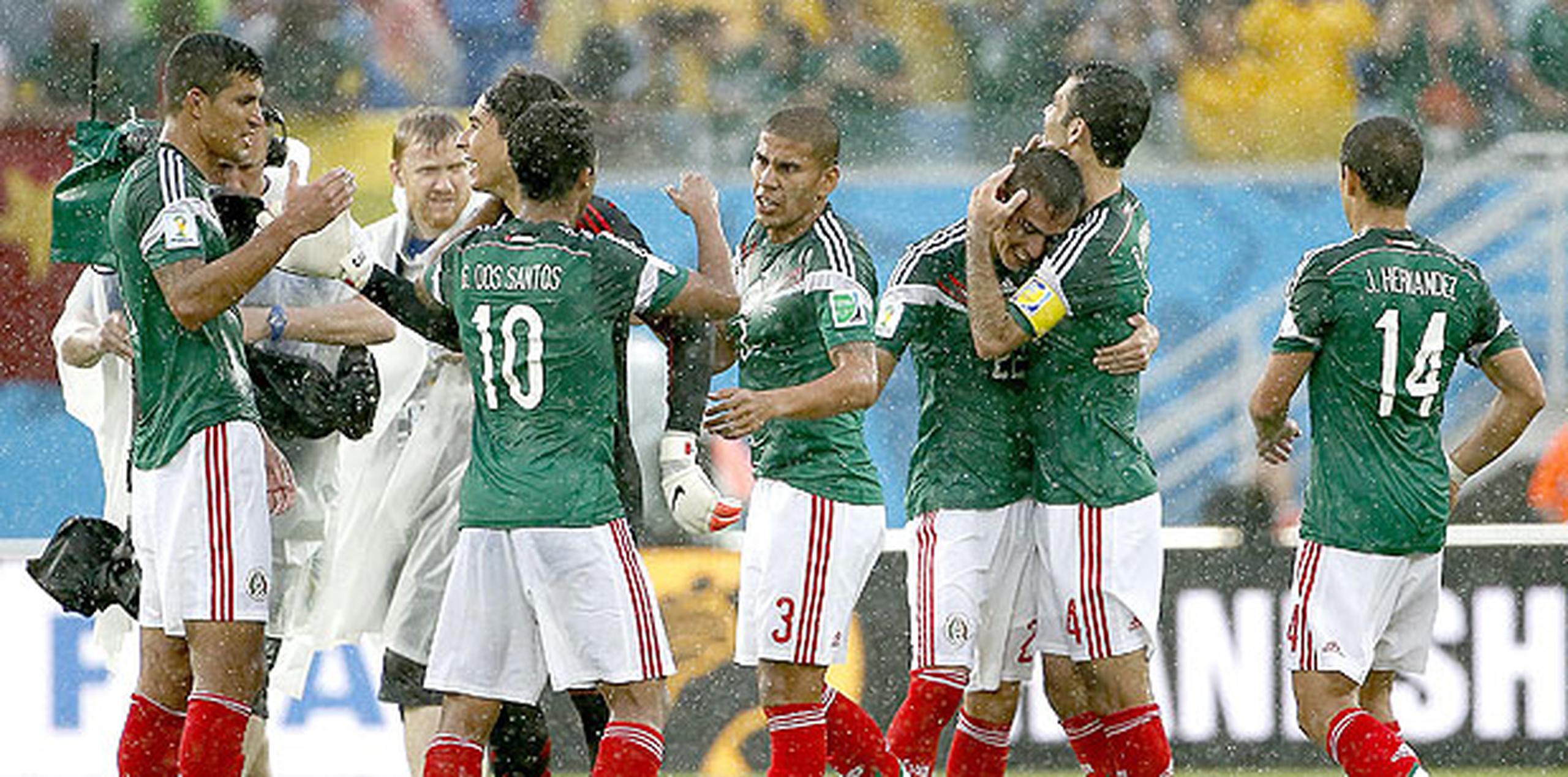 Importantísima victoria para México, que el martes se enfrenta al anfitrión Brasil en Fortaleza, un duelo en el que el ganador podría poner un pie en los octavos de final. (EFE)