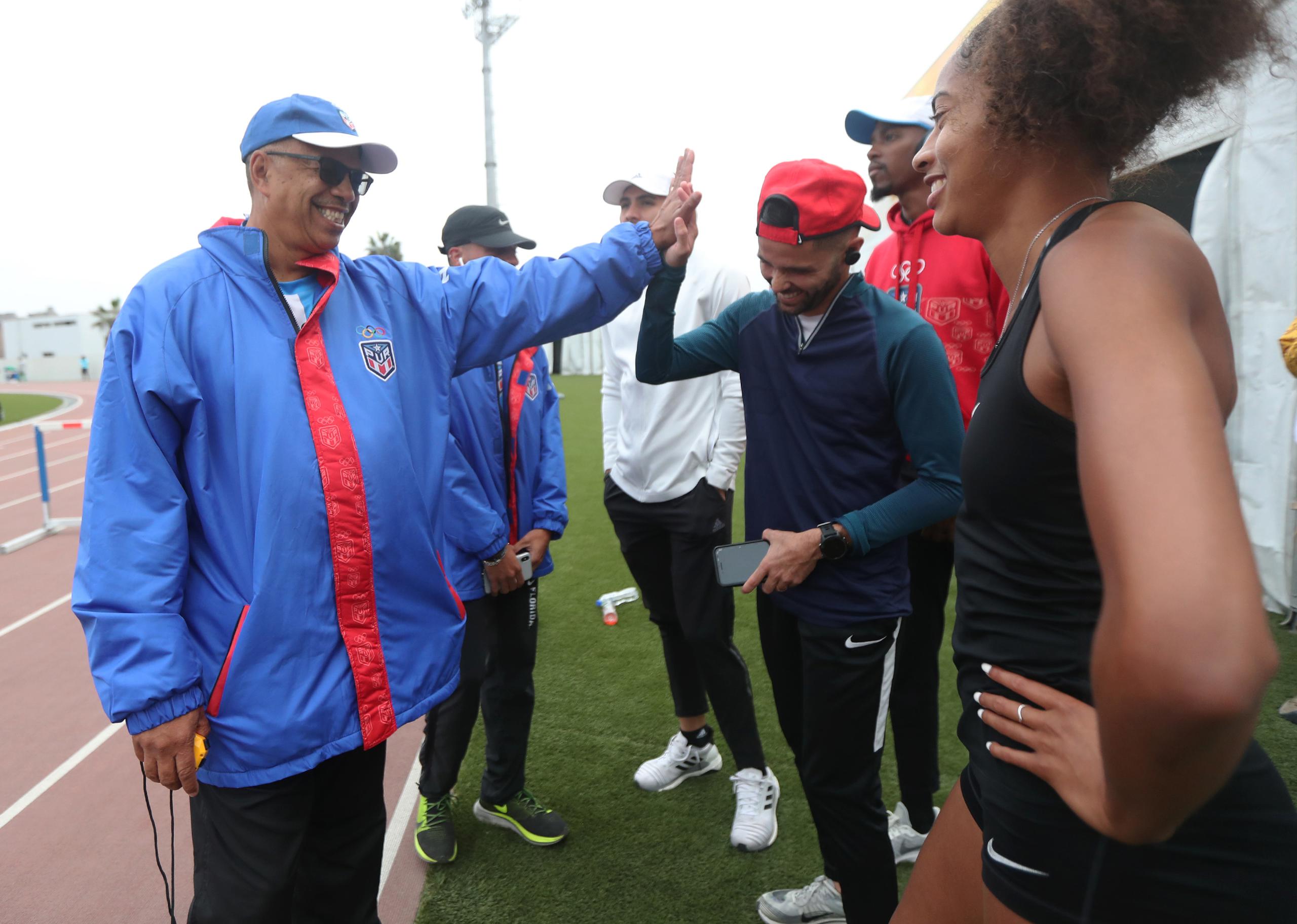 Roberto Vives -izquerda- fungirá como delegado de Puerto Rico en Oregon 2022. También fungiría de entrenador de Grace Claxton, quien competirá en los 400 metros con vallas.