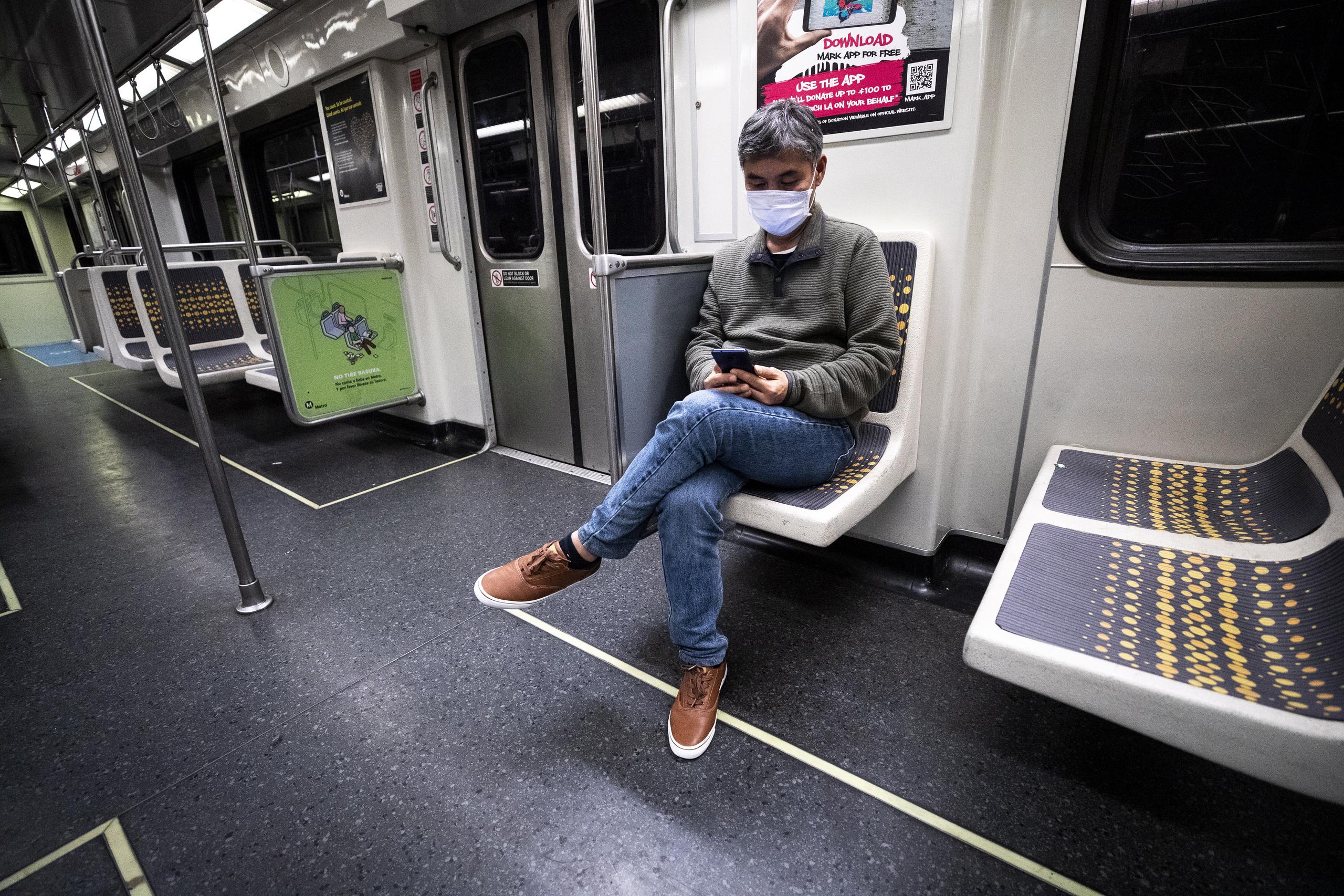 Una persona con mascarilla usa el metro de Los Ángeles.