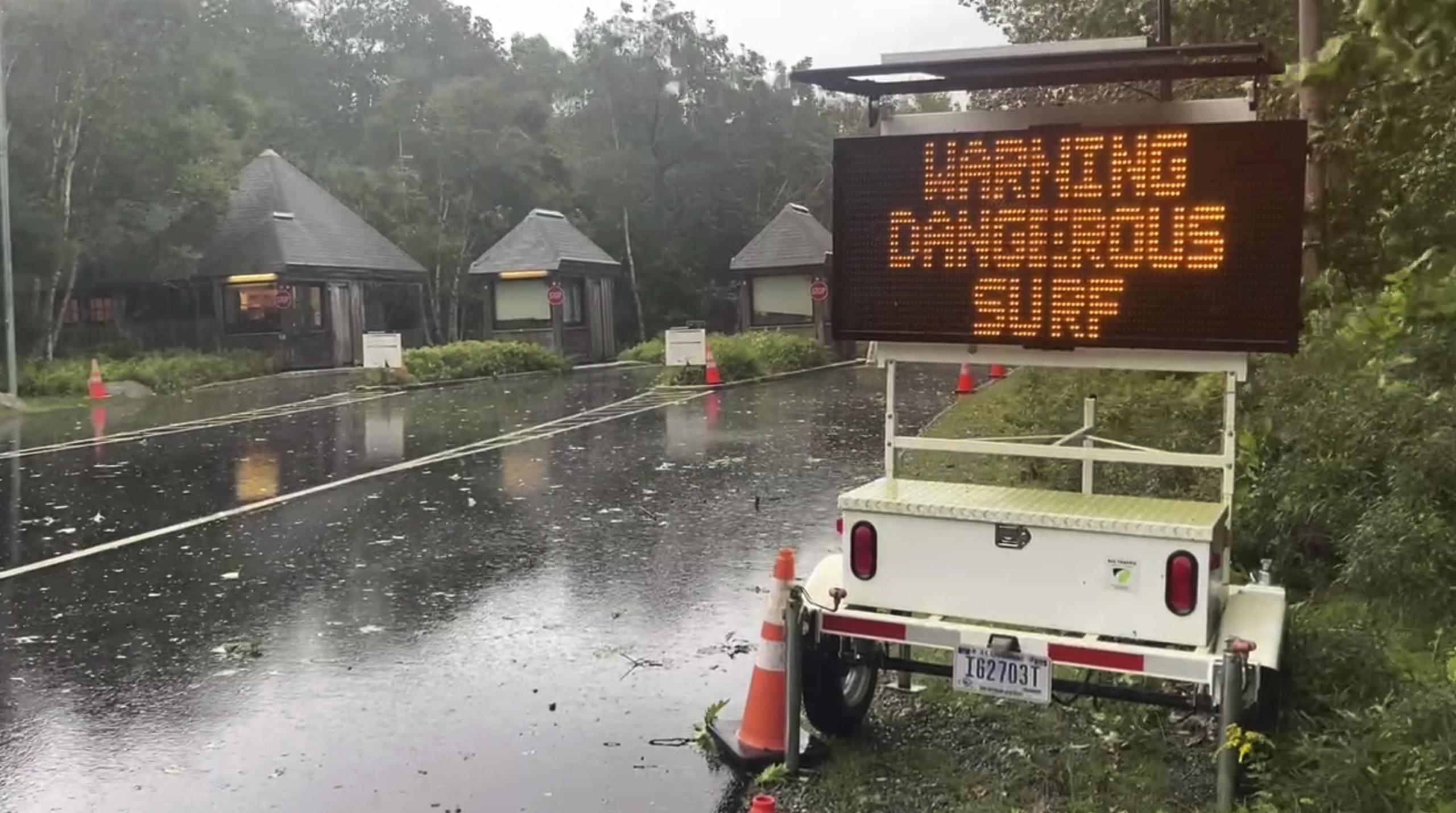 Una señal advierte sobre las condiciones climáticas en una calle del Parque Nacional Acadia, en Maine.